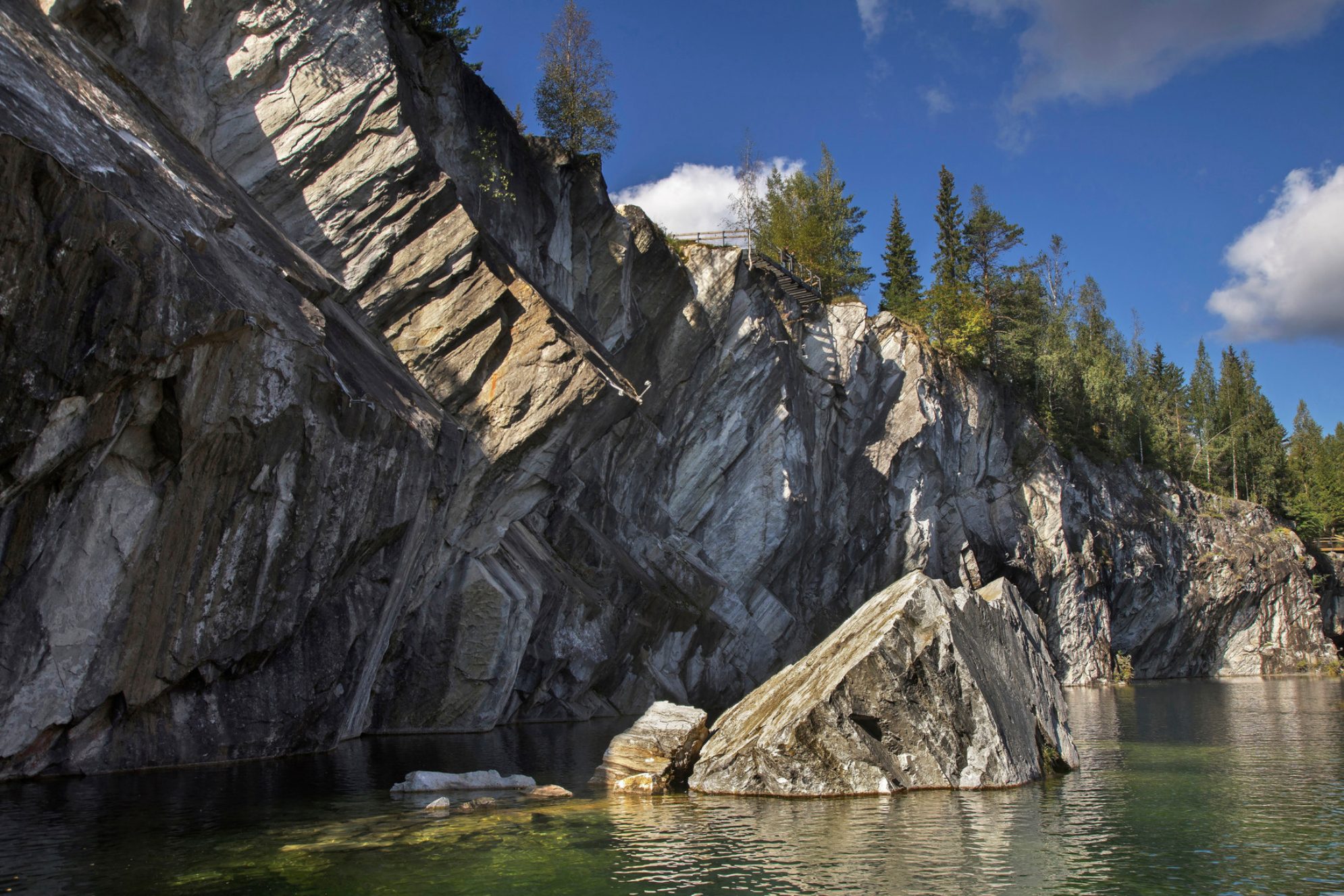 Мраморный карьер в горном парке «Рускеала», Республика Карелия. Источник: Shutterstock