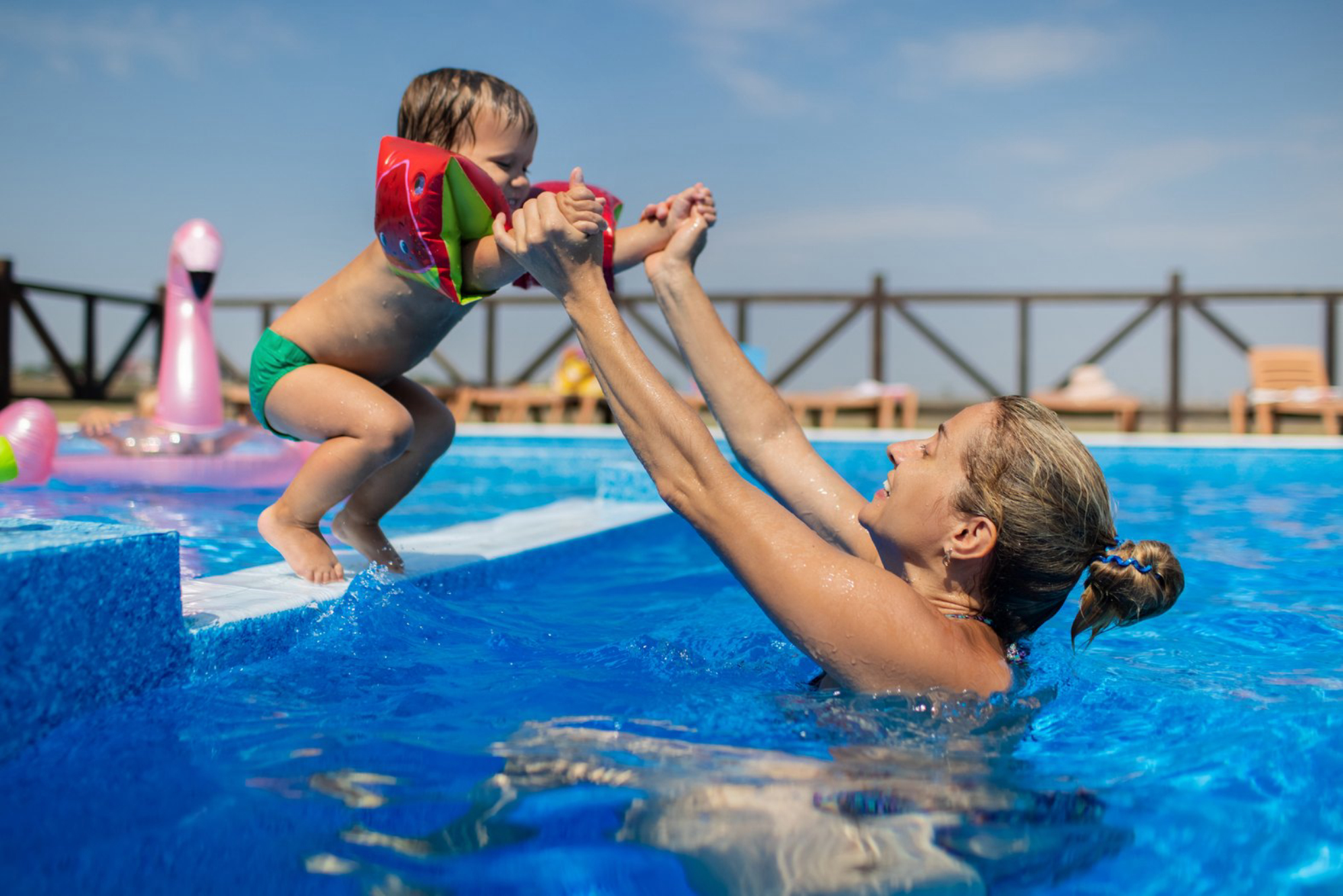 Аквапарк - место для отдыха всей семьей. Источник: Envato Elements