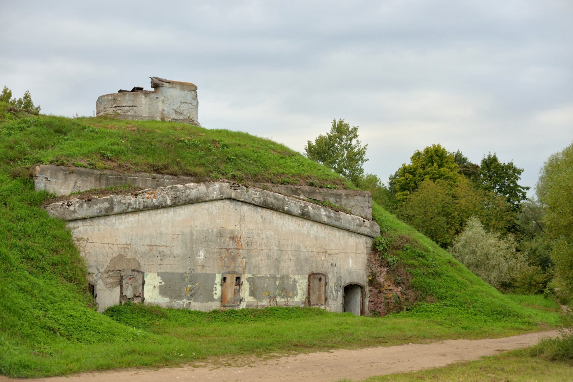 Мощное военное прошлое - и абсолютное безмолвие настоящего Shutterstock.