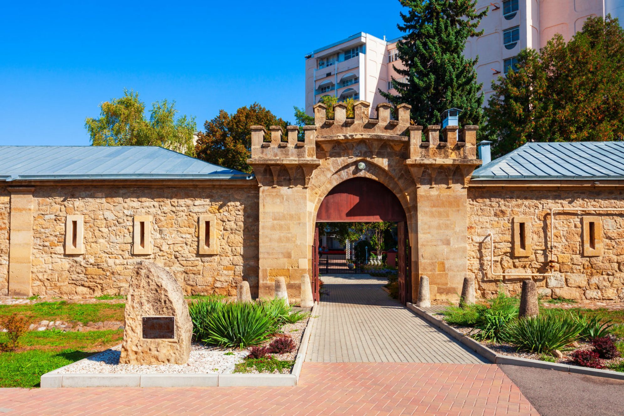 Ворота в музей «Крепость». Источник фото: shutterstock.com