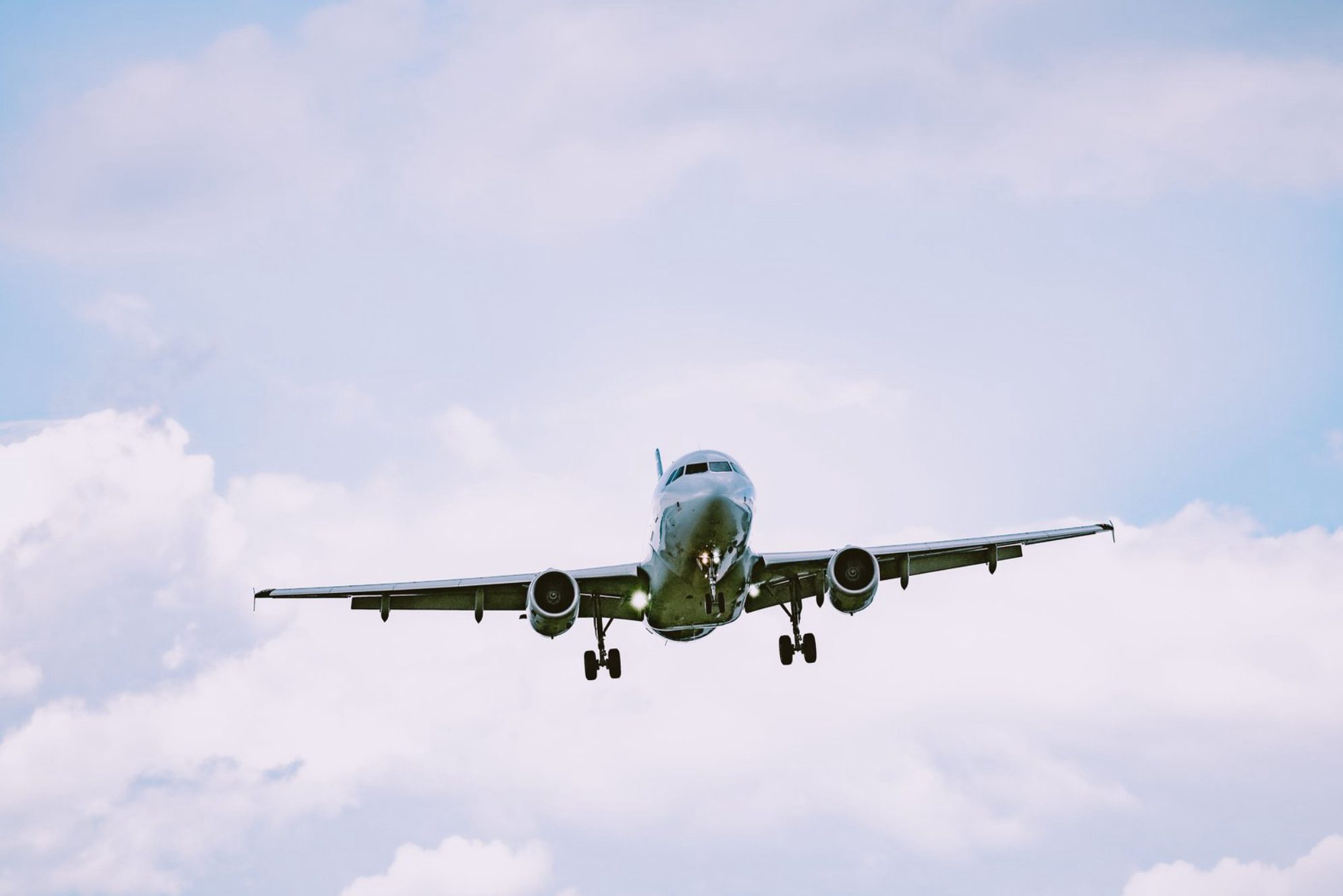 Самолет в небе.