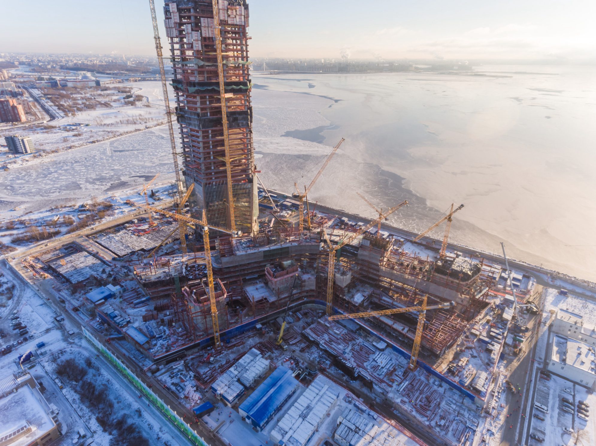 Вид с высоты птичьего полета на строительство «Лахта Центра». Источник: Shutterstock