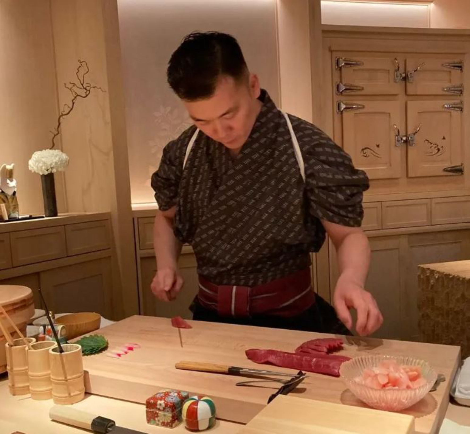 В ресторане «Ayu» в Москве блюда готовят при вас. Какие-то позиции в меню едят сразу после подачи, а какие-то требуют ожидания перед едой.Автор фото: Татьяна Леднева