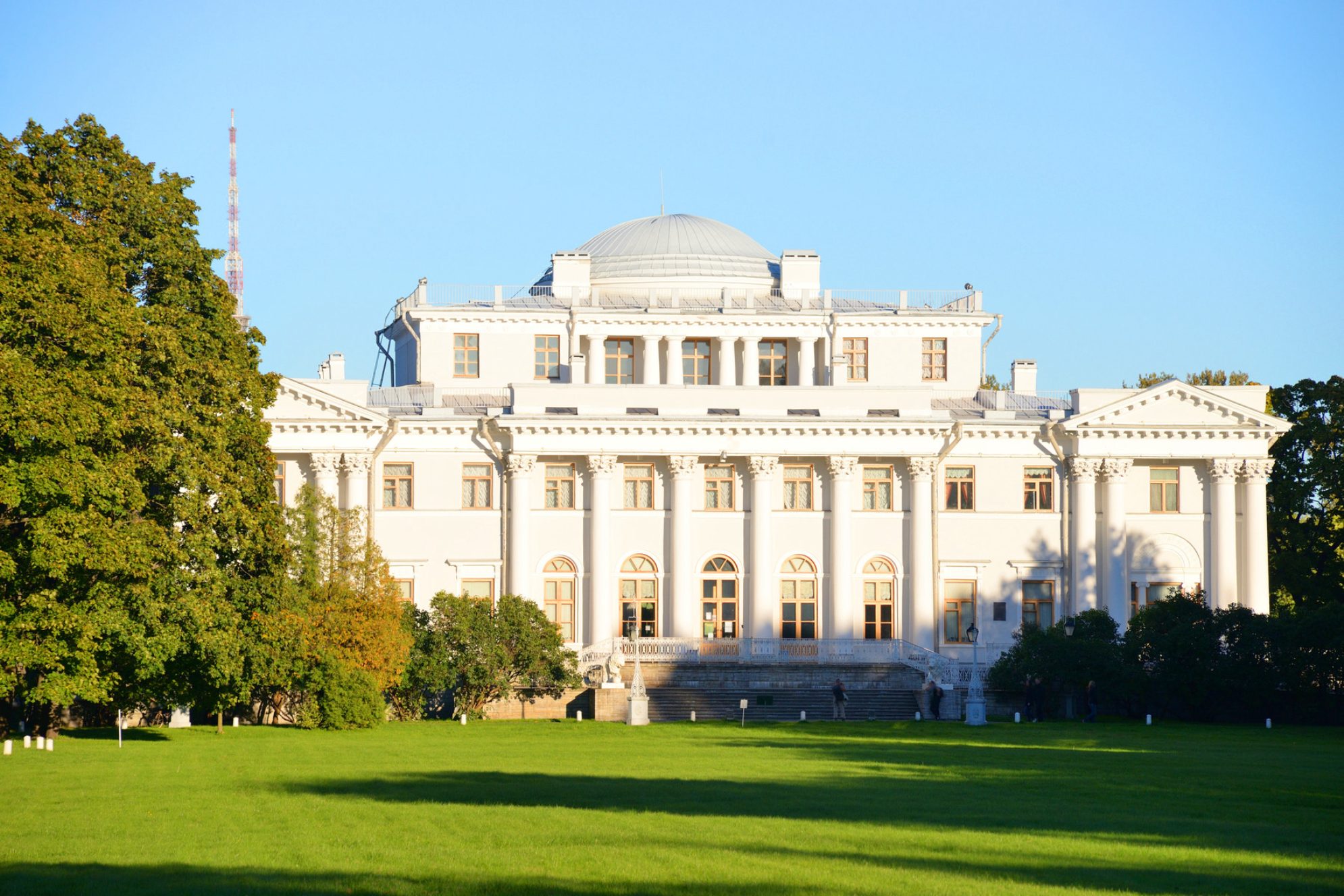 Елагин дворец - летний императорский дворец на Елагином острове в Санкт-Петербурге. Источник: Shutterstock