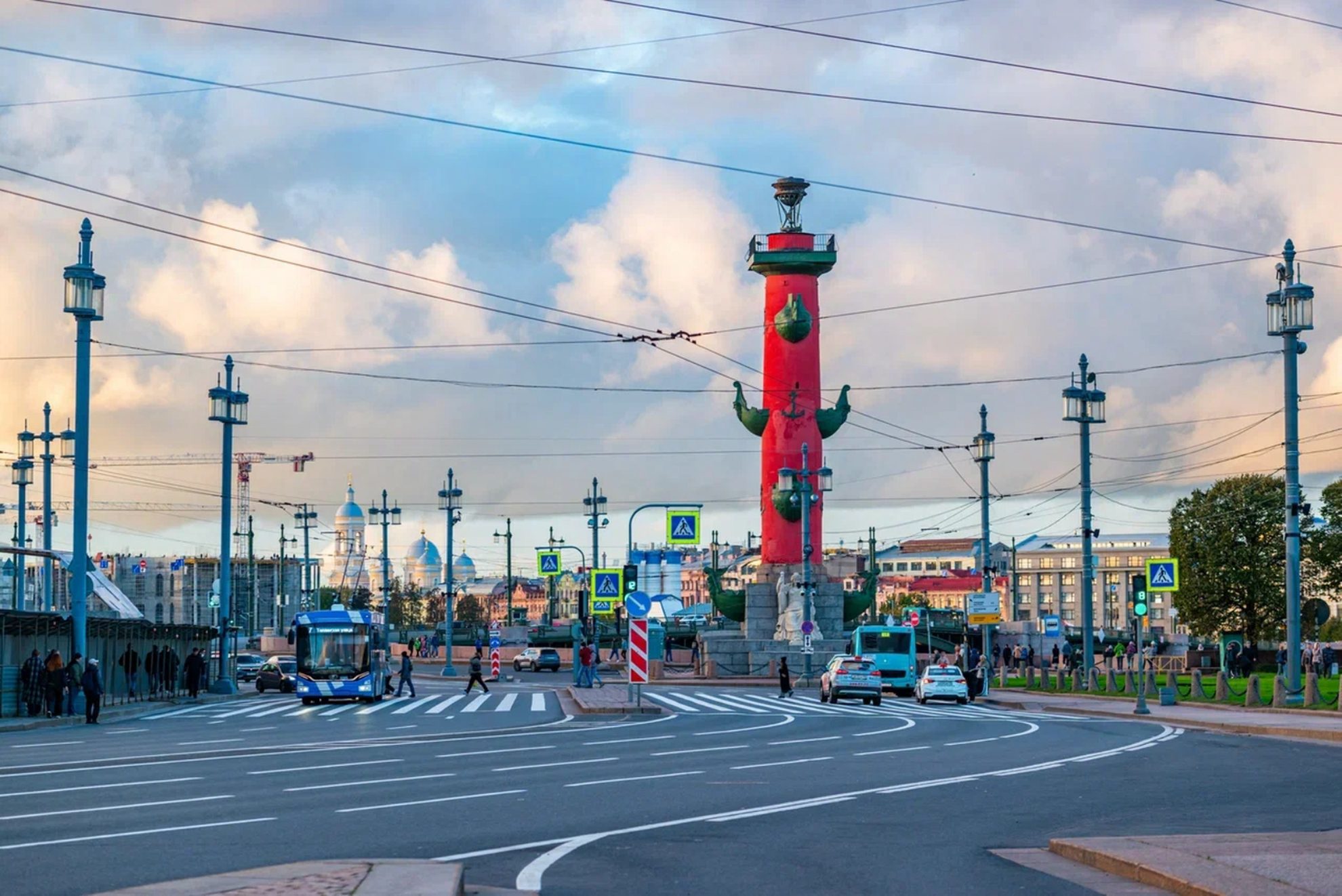 Ростральная колонна северная на Васильевском острове.Источник фото: disk.yandex.ruАвтор: Лицензионный фотобанк СПб ГБУ «ГТИБ»