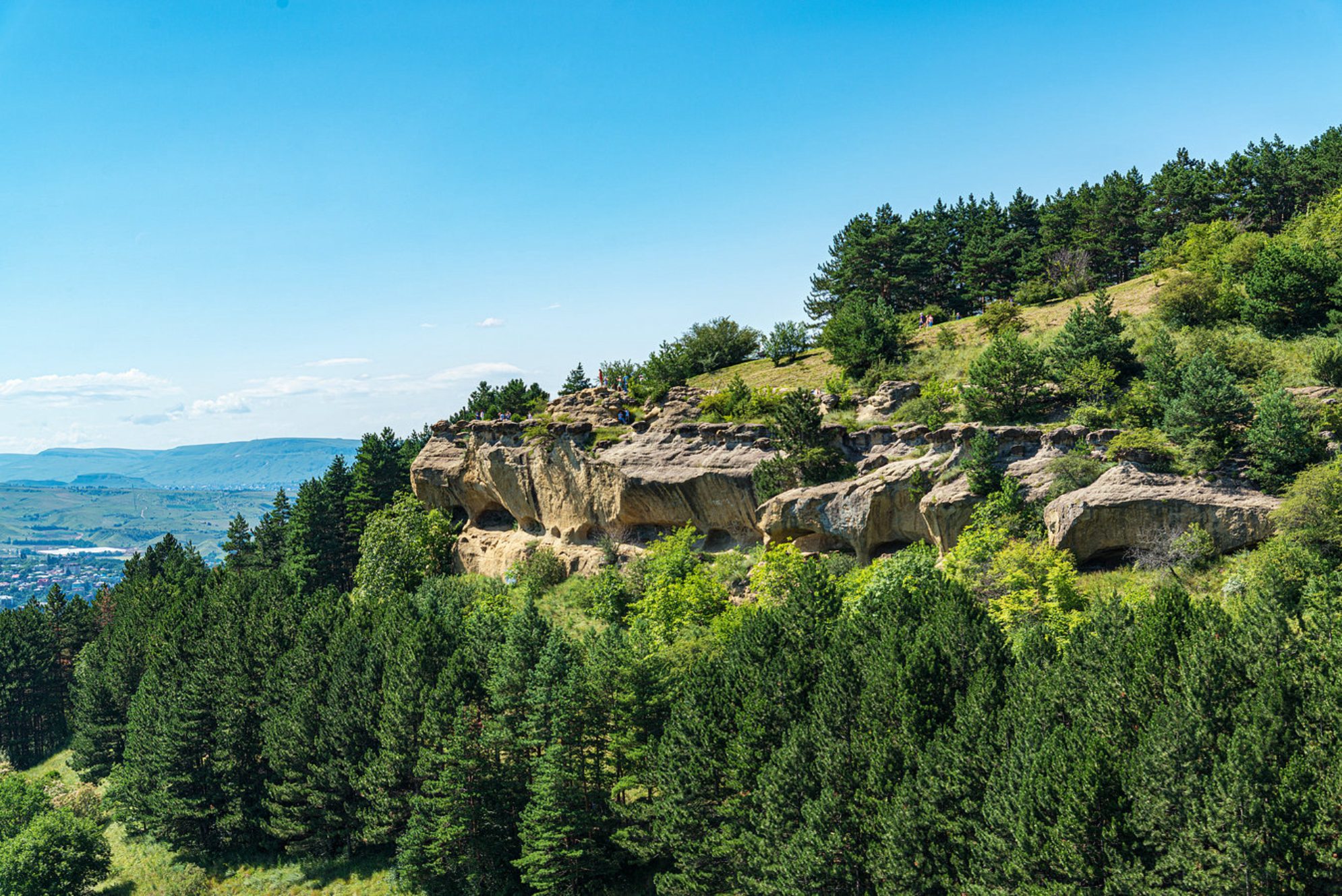 В Кисловодске много природных достопримечательностей с красивыми панорамными видами на сам город. Источник
