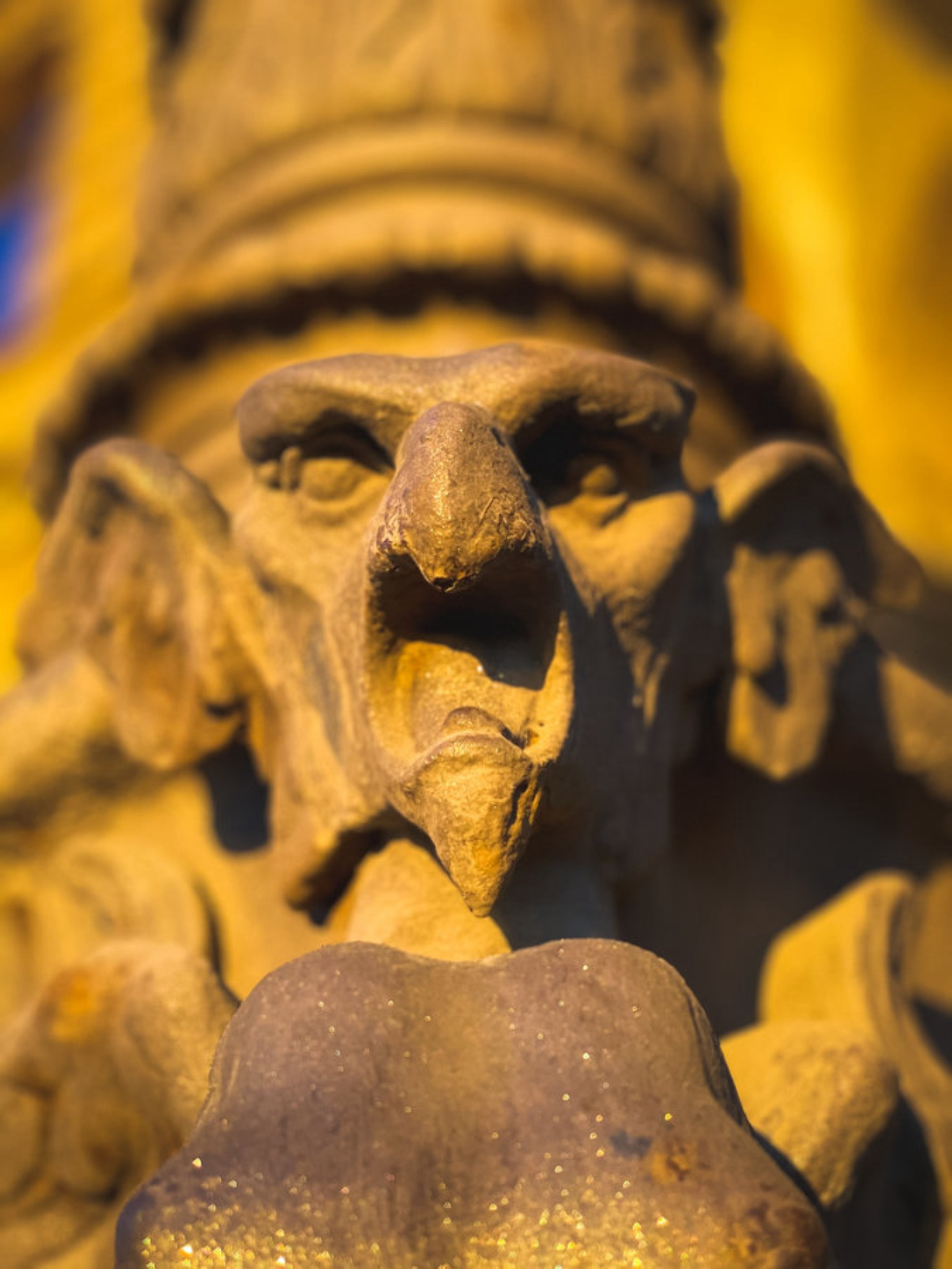 При изучении Владимирского дворца обращайте внимание на детали. Shutterstock