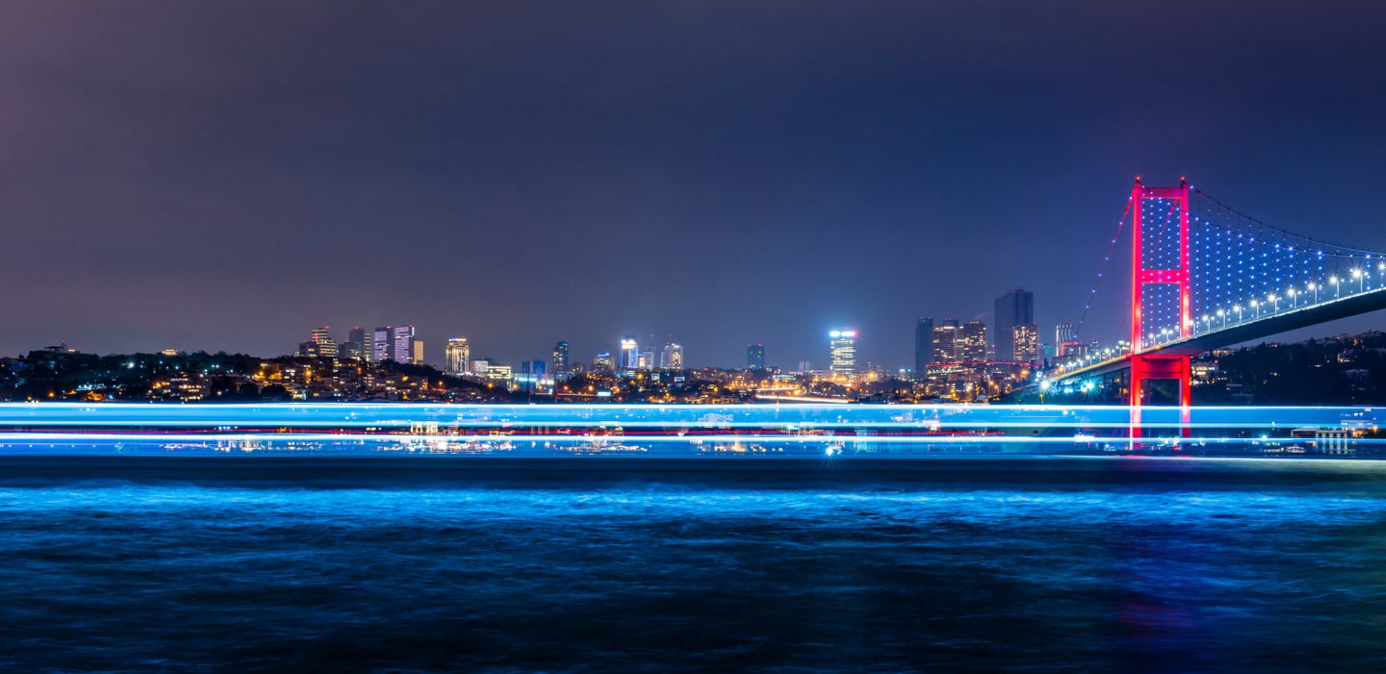 Представьте: огни древнего города переливаются на волнах, музыка обволакивает вас, а перед глазами разворачивается удивительное шоу, пока вы наслаждаетесь вкусным ужином. Источник: Shutterstock
