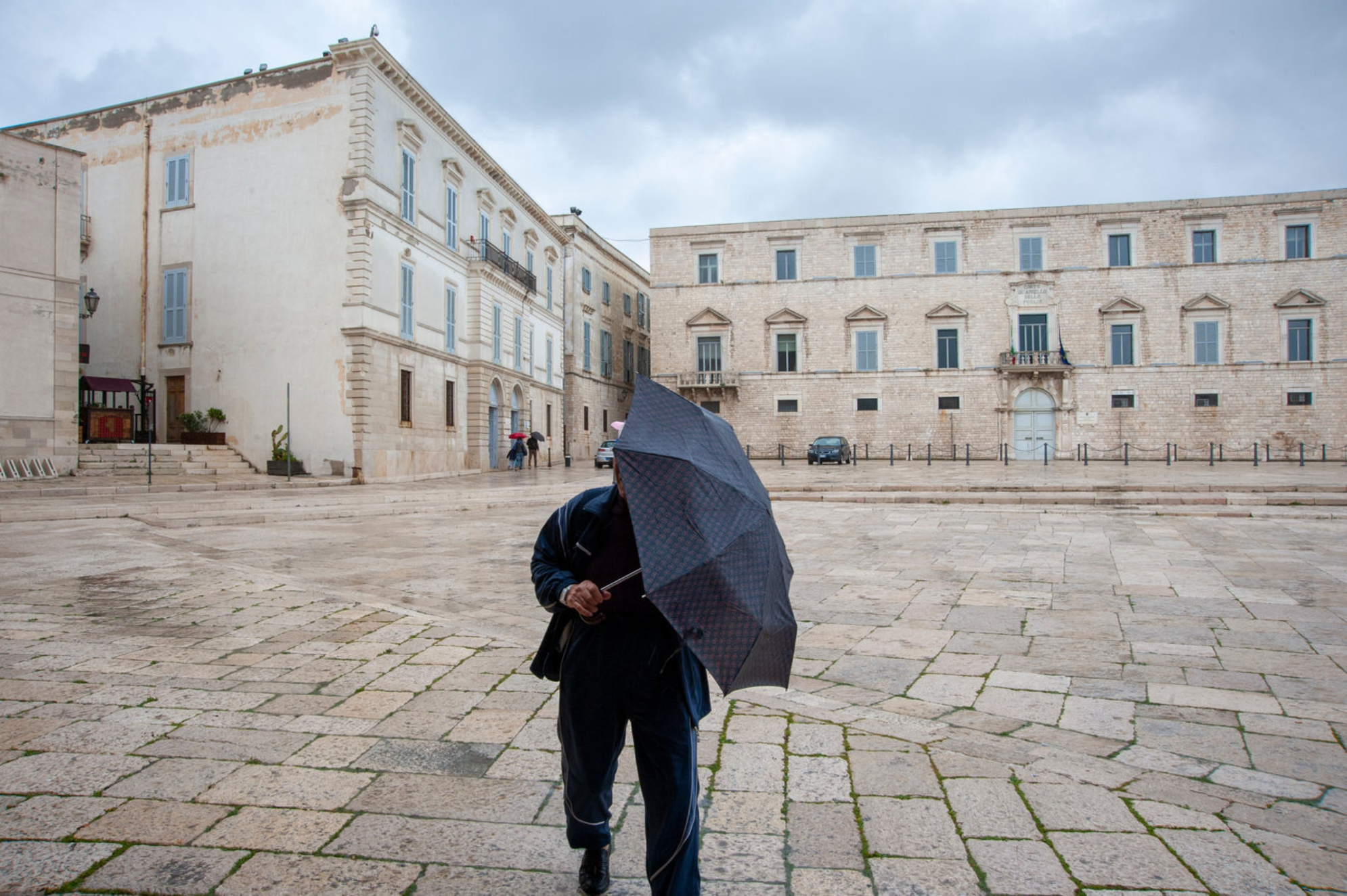 Если стихия вас застала на улице, постарайтесь выйти на возвышенность и избегайте быстрых потоков воды. Источник фото: shutterstock.com