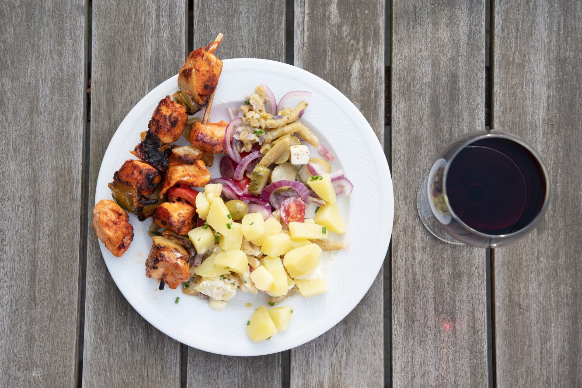 Шашлык с гарниром из картофеля и овощей.