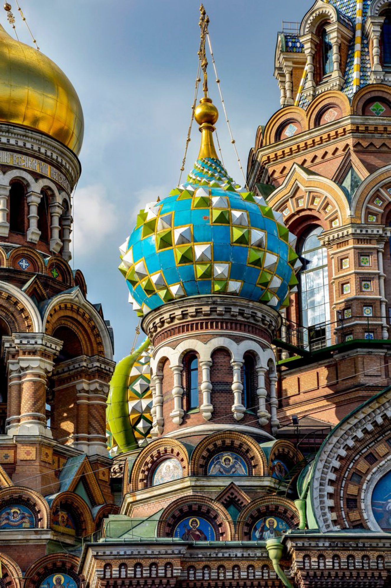 9 разноцветных глав символизируют 9 ангельских чинов. Источник фото: Shutterstock