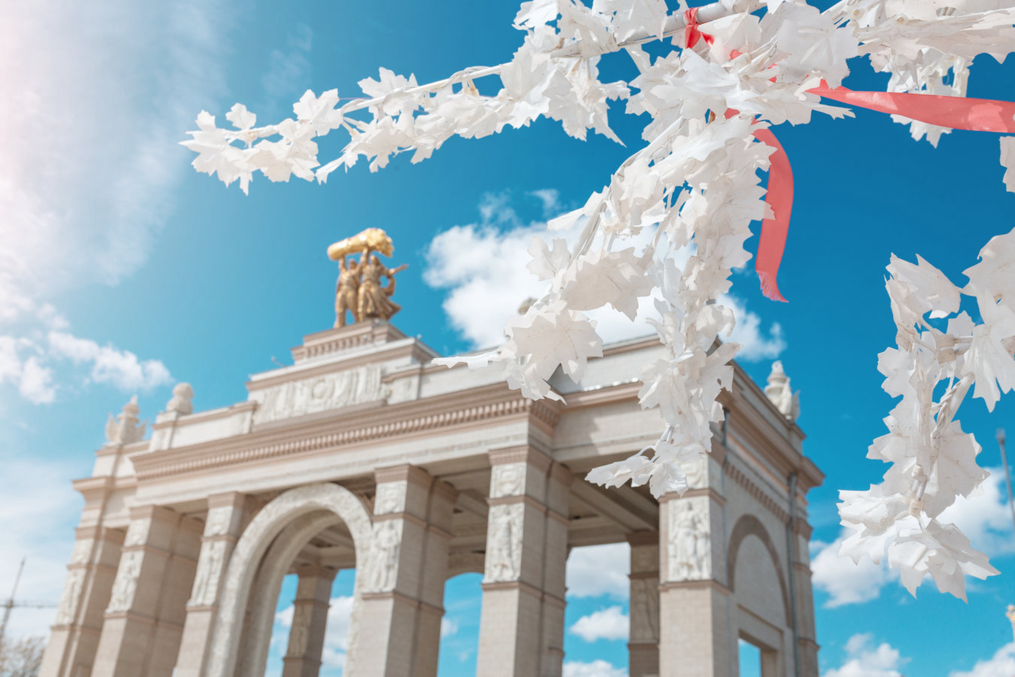 Знаменитые главные ворота комплекса ВДНХ в Москве. Источник: Shutterstock