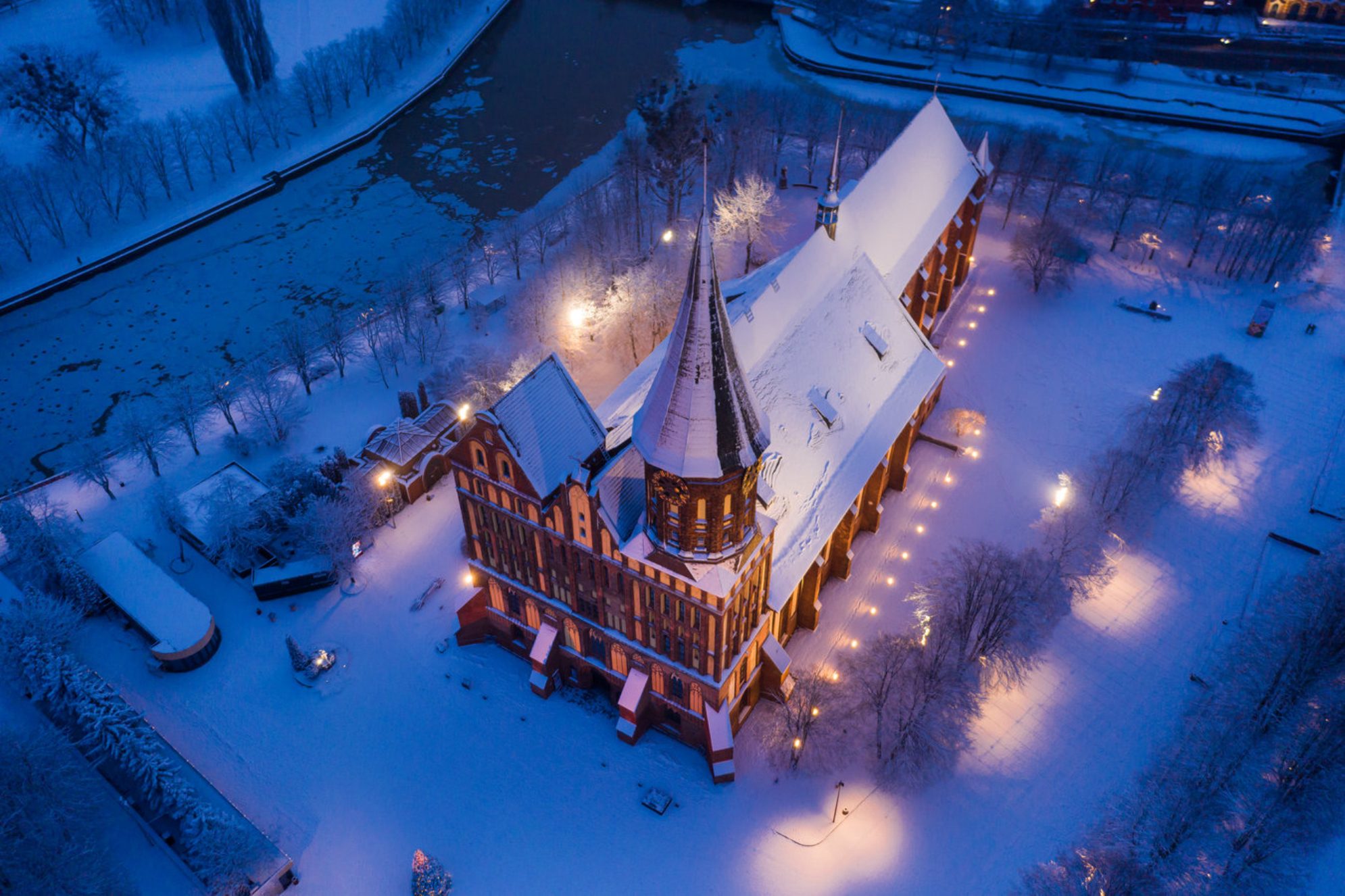 Вид с высоты птичьего полета на Кафедральный собор в Калининграде зимой, Россия. shutterstock.com