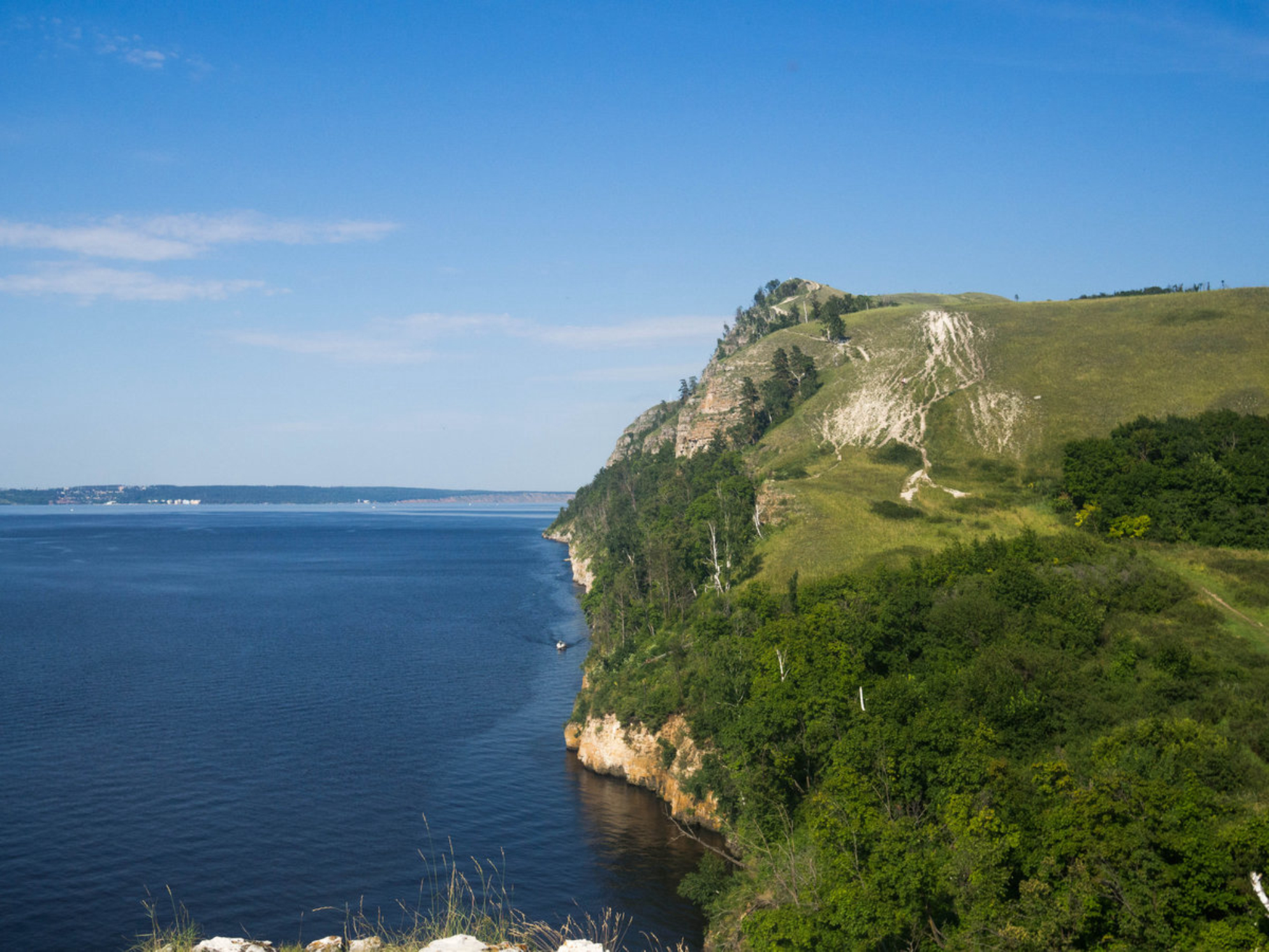 Жигулевские горы и река Волга. shutterstock.com