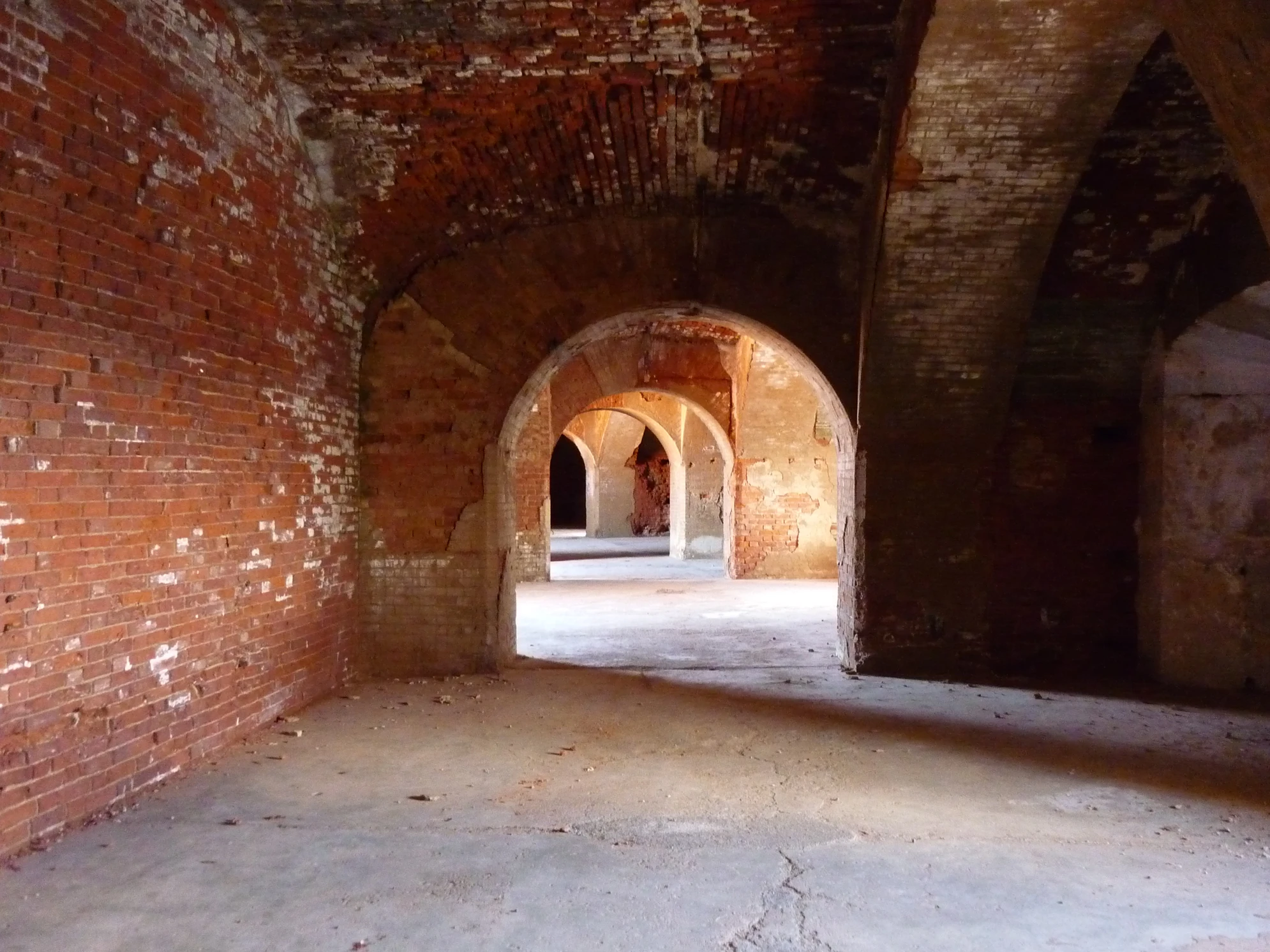 Оригинальная архитектура форта служит декорациями для экстремальных квест-шоу