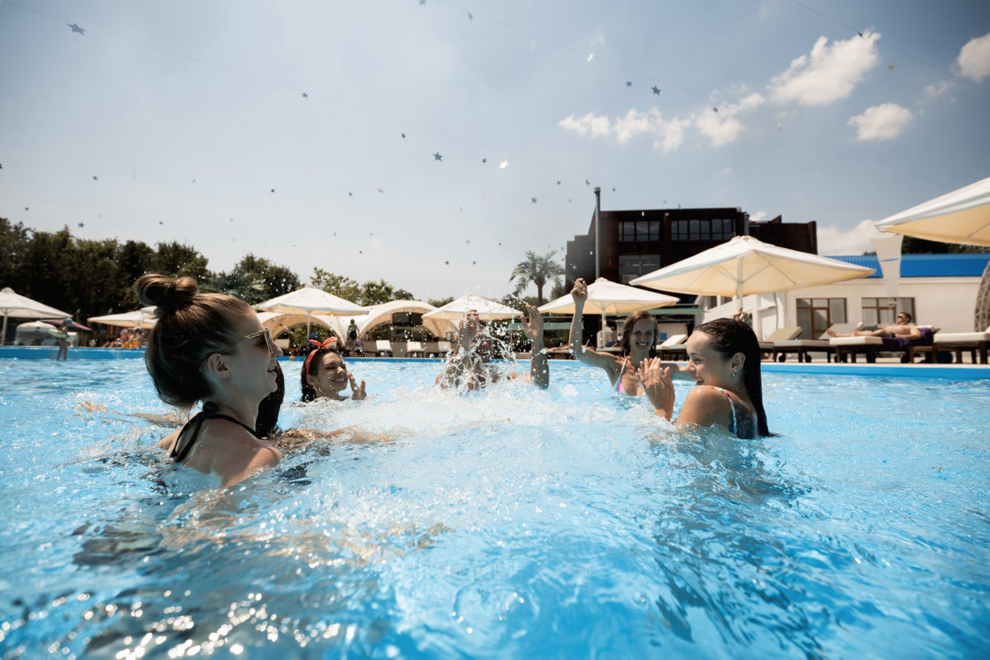 Что может быть лучше отдыха на природе в веселой компании. Источник: Envato Elements