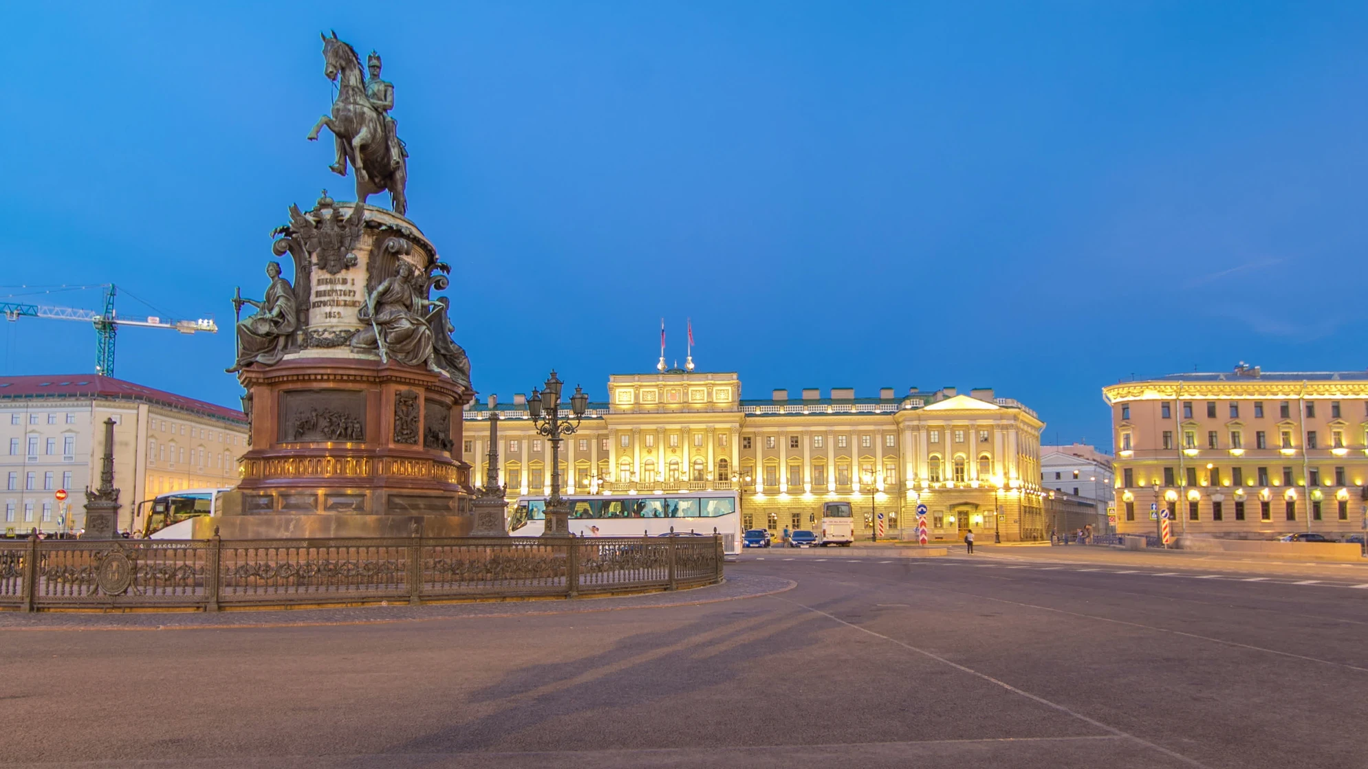 Вид на Мариинский дворец и памятник Николаю I на Исаакиевской площади. Источник: Shutterstock