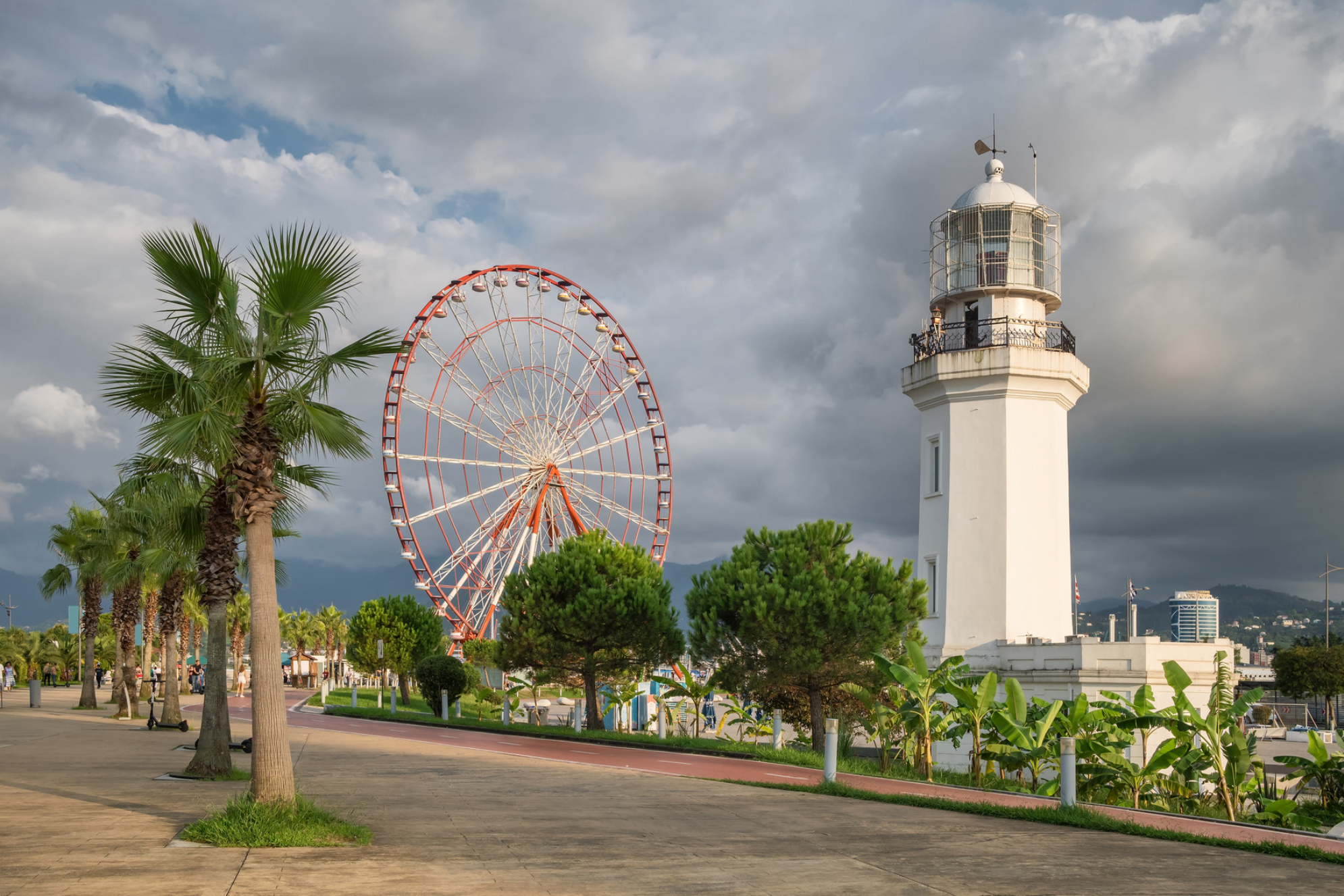 Набережная Батуми с колесом обозрения и старым маяком, Грузия. Источник: Shutterstock