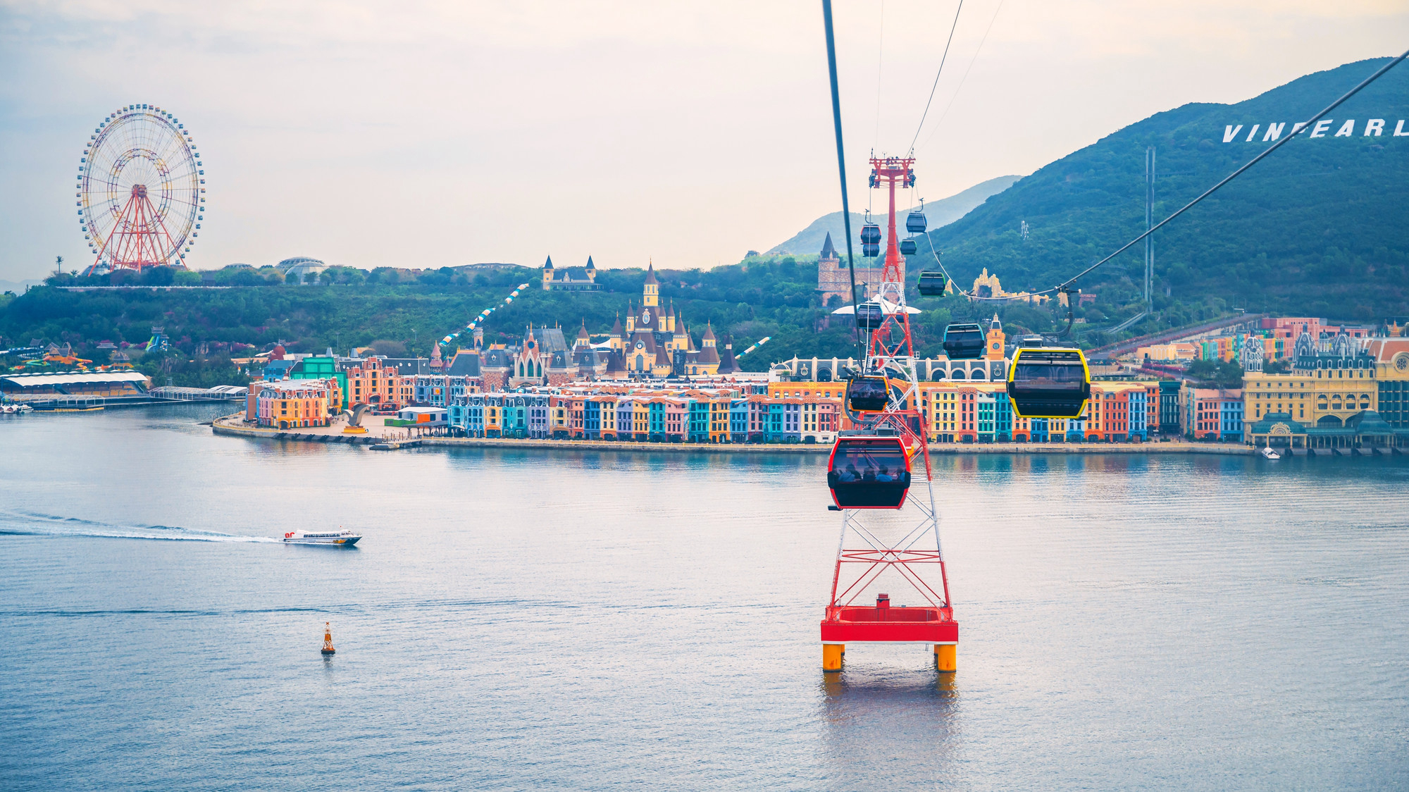 Канатная дорога через море на остров Хон Тре в парке развлечений «Винперл» в Нячанге. Источник: Shutterstock