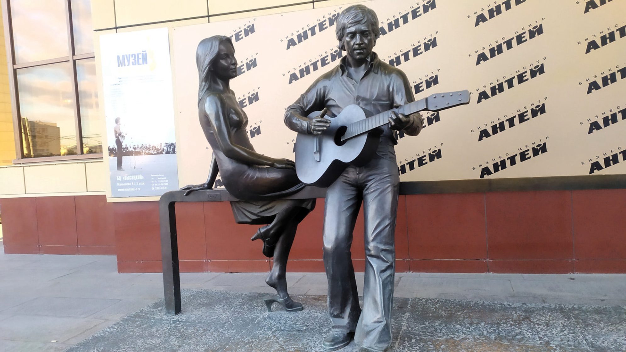 Скульптурная композиция М. Влади и В. Высоцкого. Автор фото: Любовь Федорова