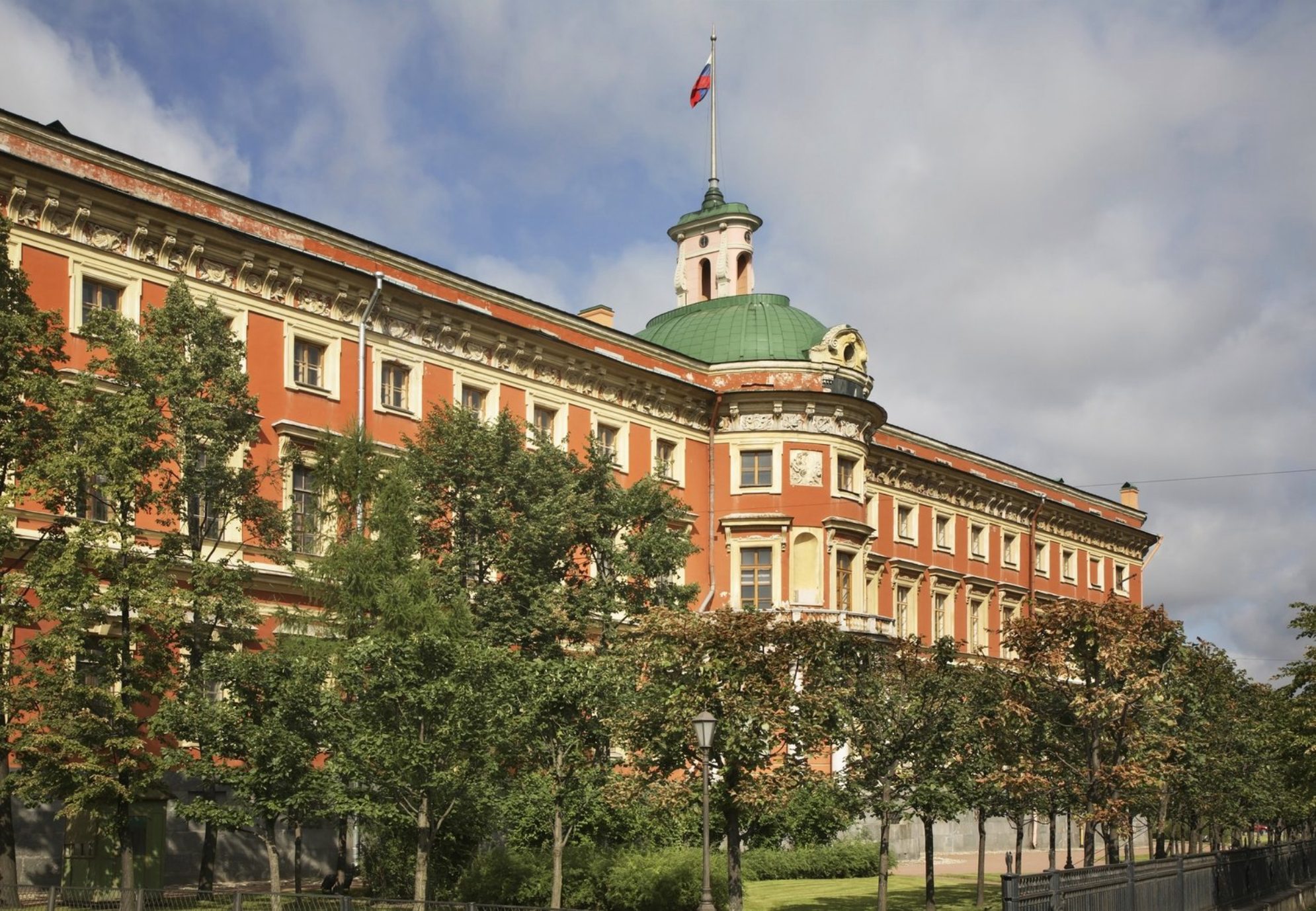 У Михайловского замка довольно мрачное прошлое. Источник: shutterstock.com