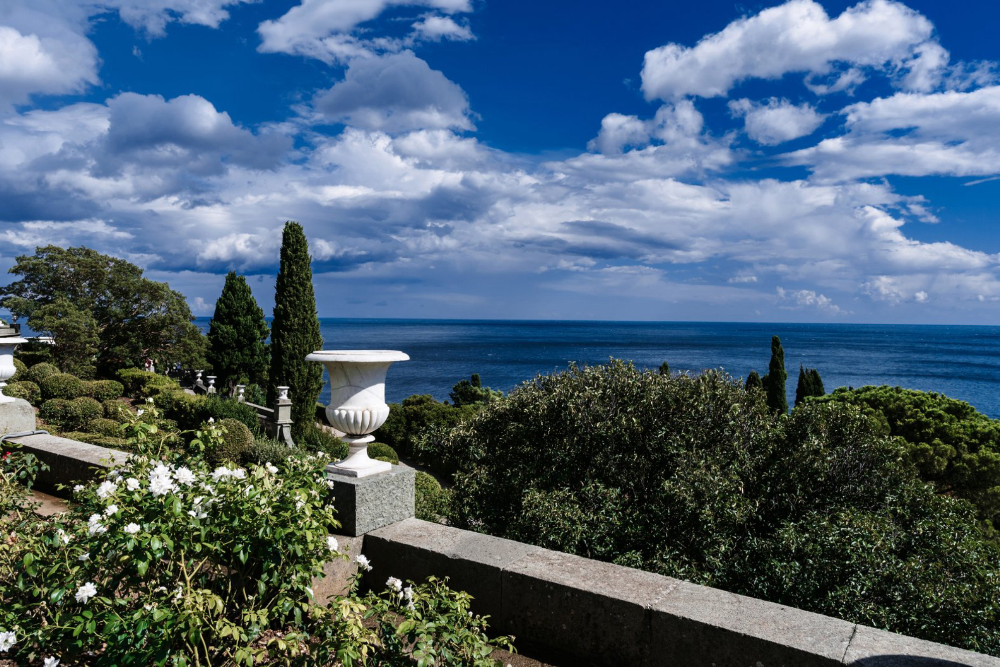 Мрамор и море - два спокойствия на одной террасе shutterstock.com