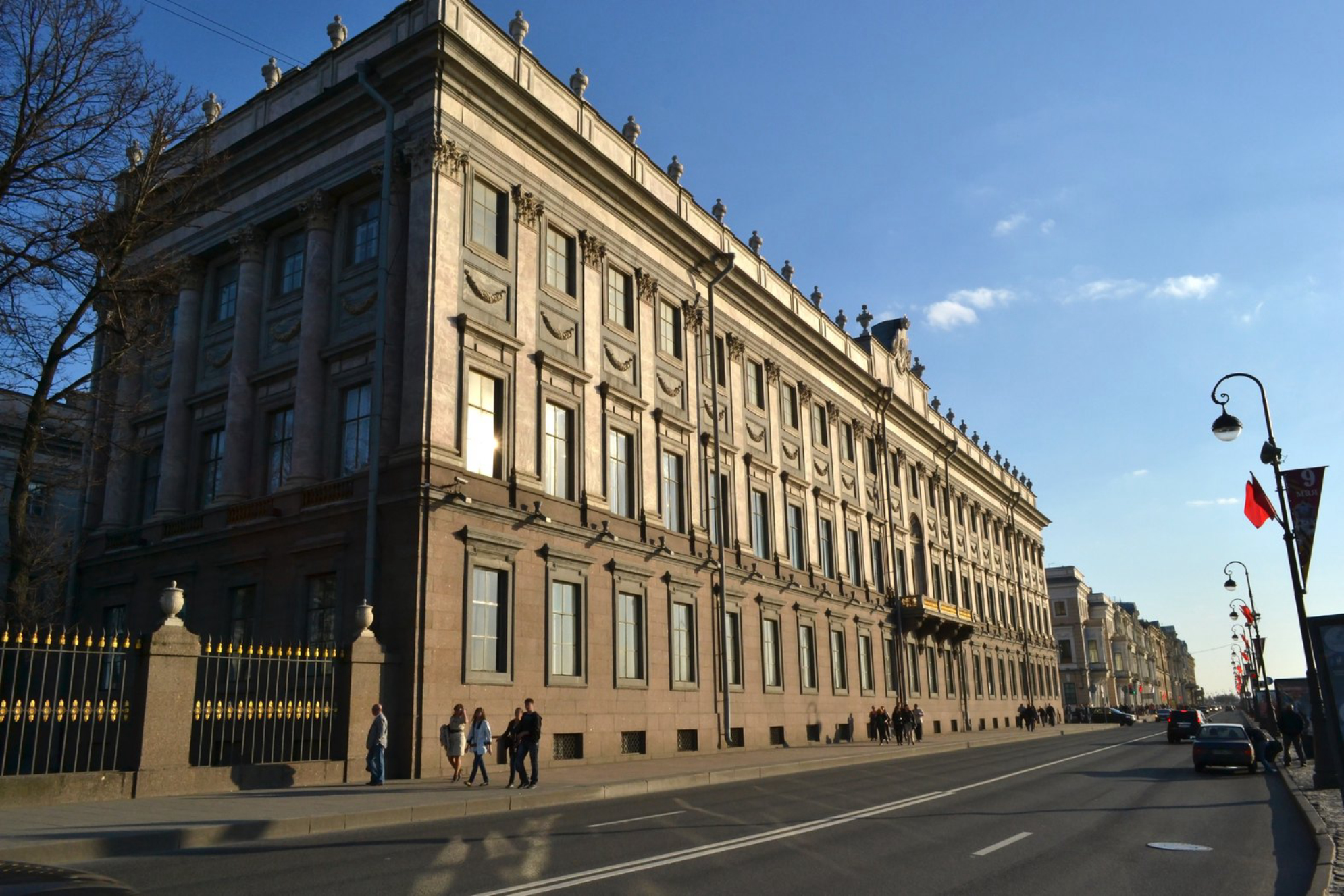 Вид на Мраморный дворец и Дворцовую набережную Shutterstock.