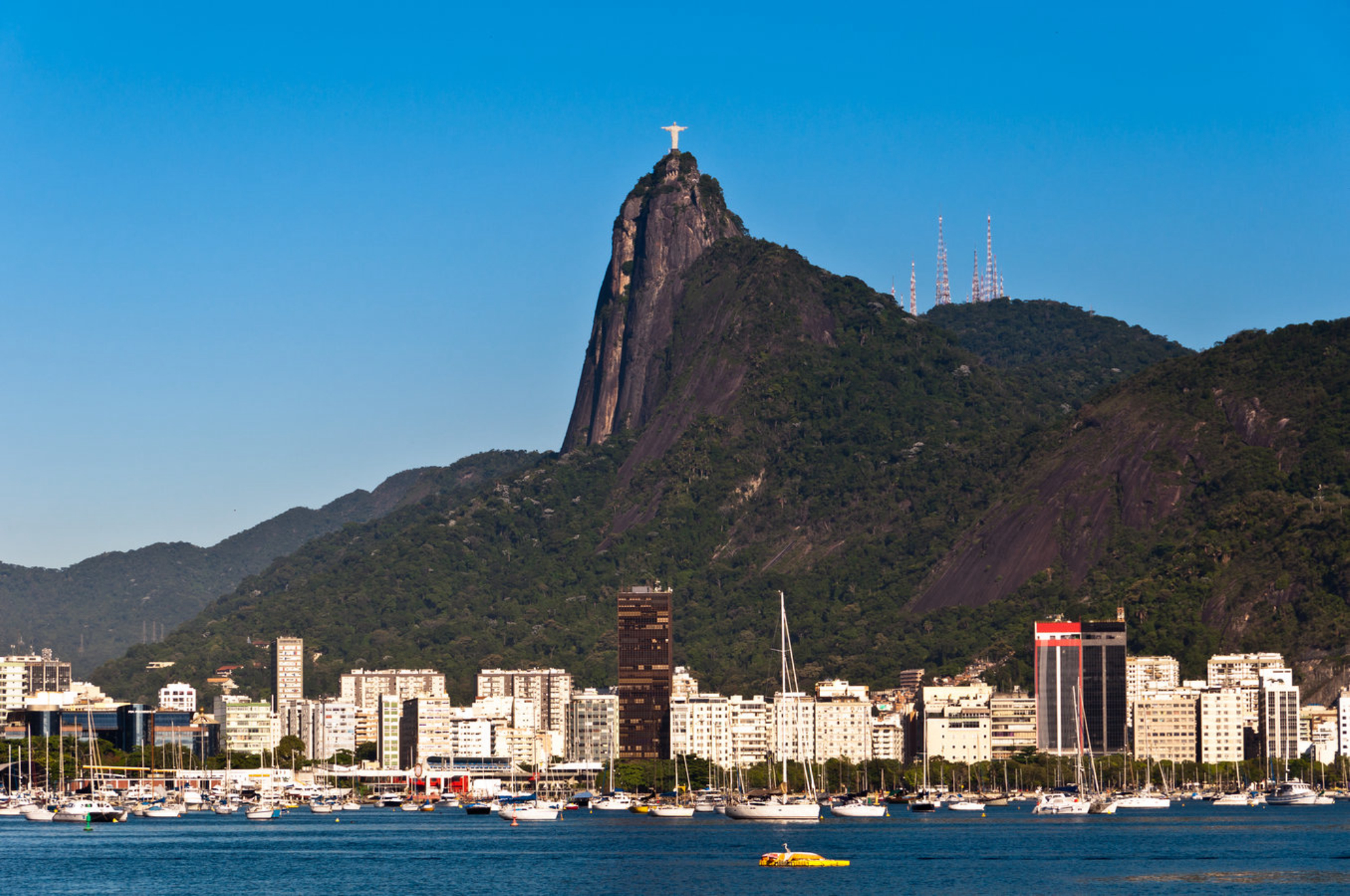 Здания района Рио-де-Жанейро Ботафого с горой Корковадо и статуей Христа-Искупителя. Источник: Shutterstock