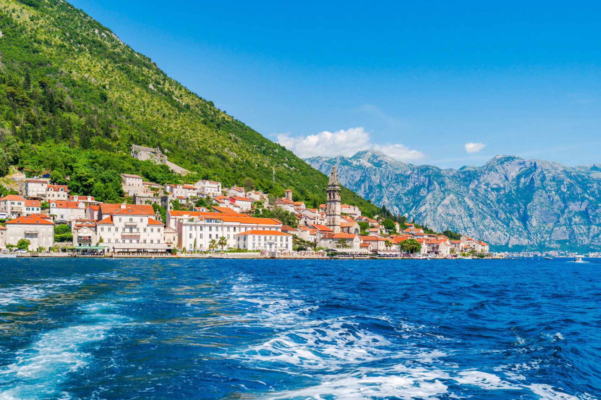 Плюсы − красивые пейзажи, комфортные цены, спокойная атмосфера; минусы − часть курортной инфраструктуры уже закрыта, море прохладное для купания. Источник: shutterstock.com