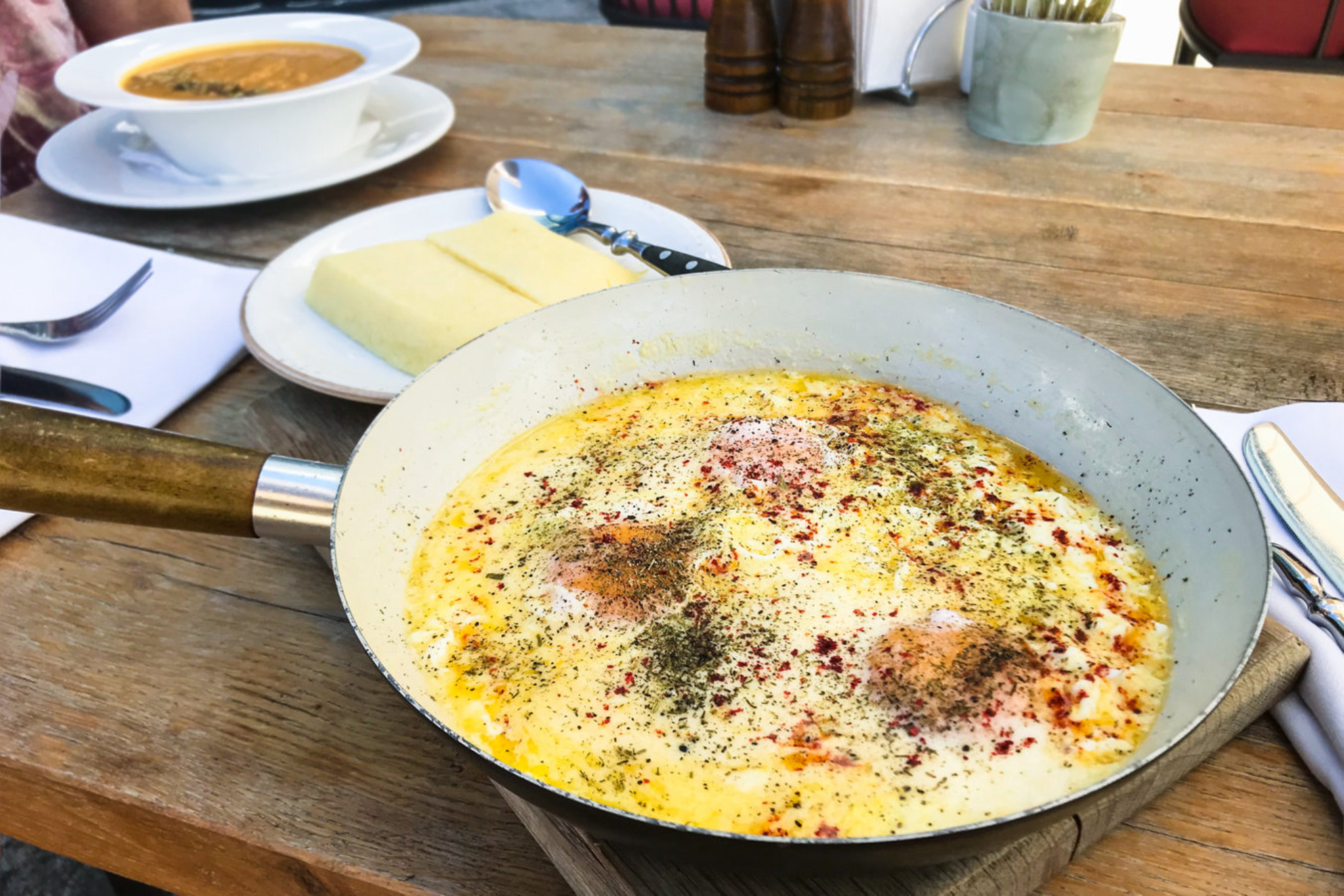 Обратите внимание на выбор домашних и простых блюд в кафе. Источник: Shutterstock