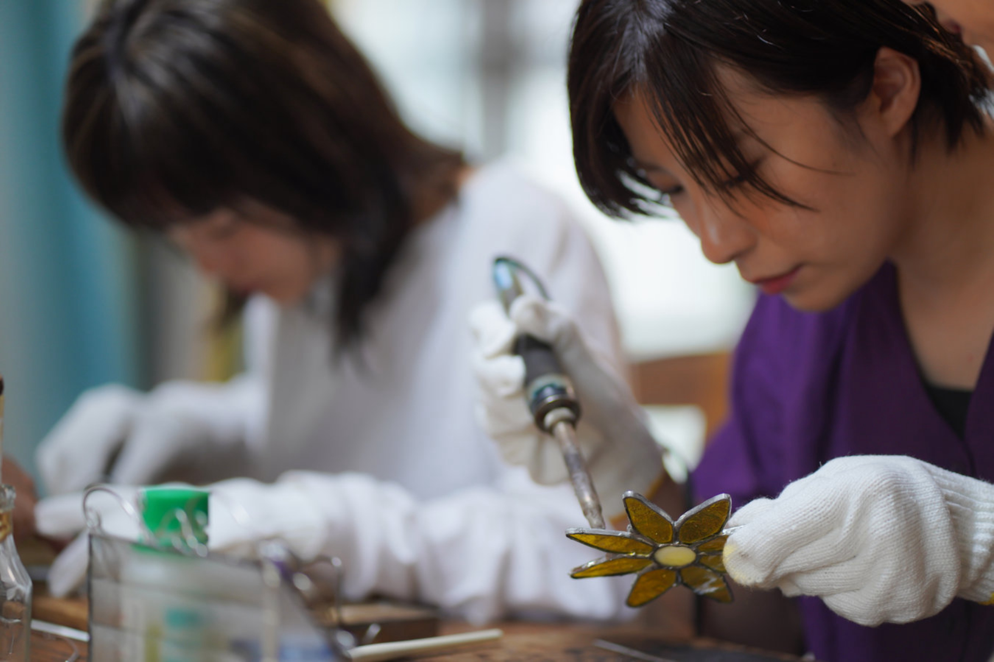 Пайка витражей Тиффани похожа на ювелирное дело. Источник: Shutterstock