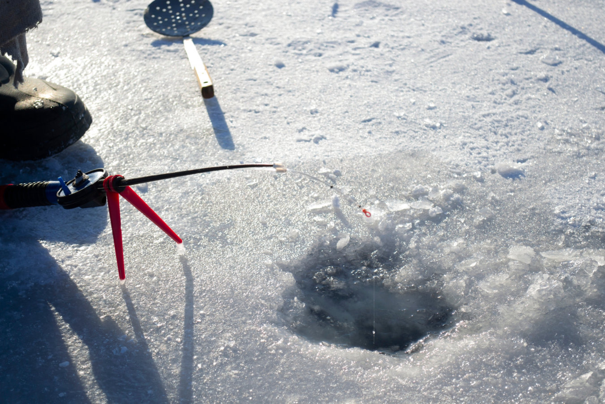 Зимняя рыбалка на удочку. Shutterstock.com