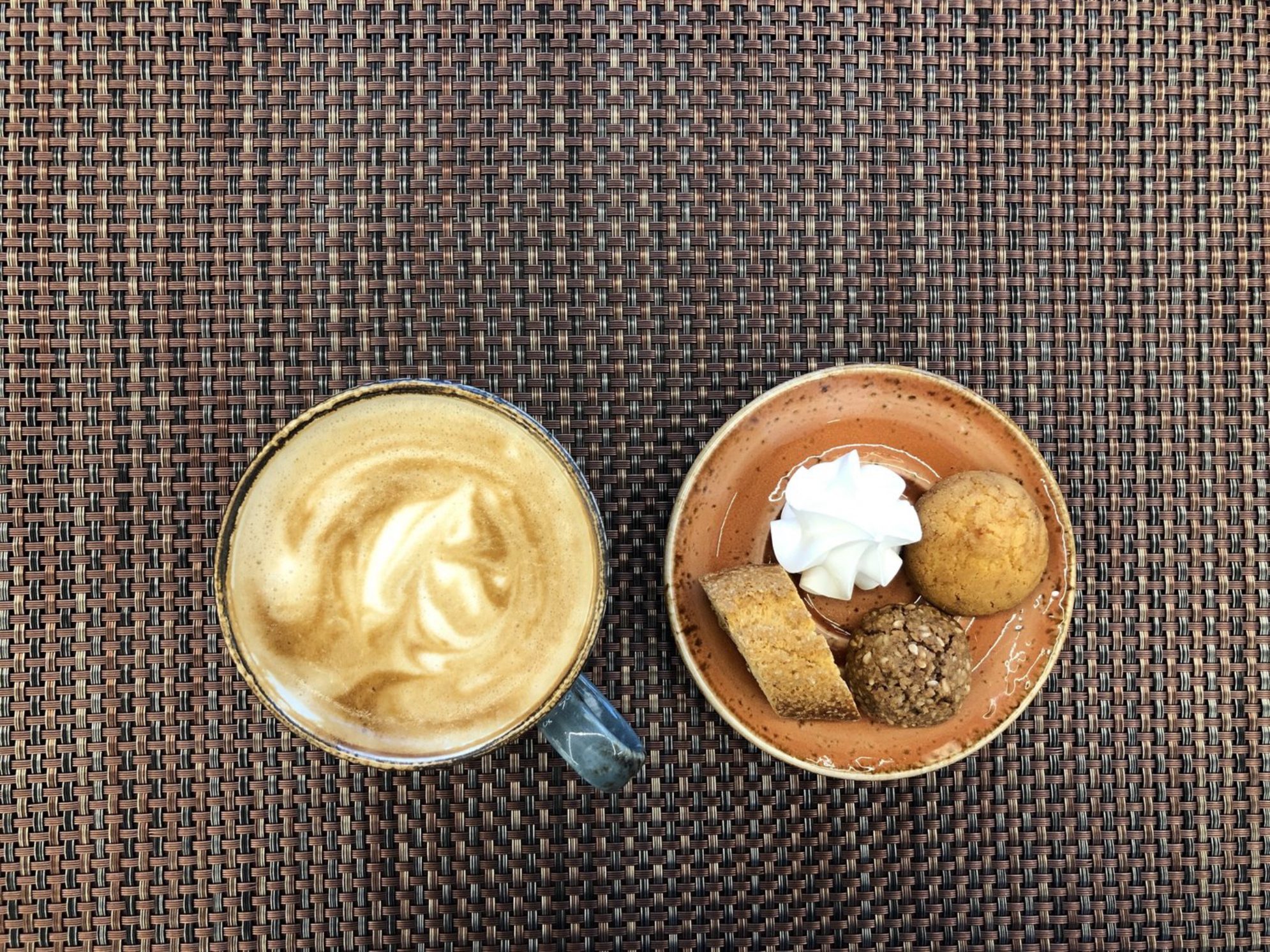 Для любителей кофе и десертов.