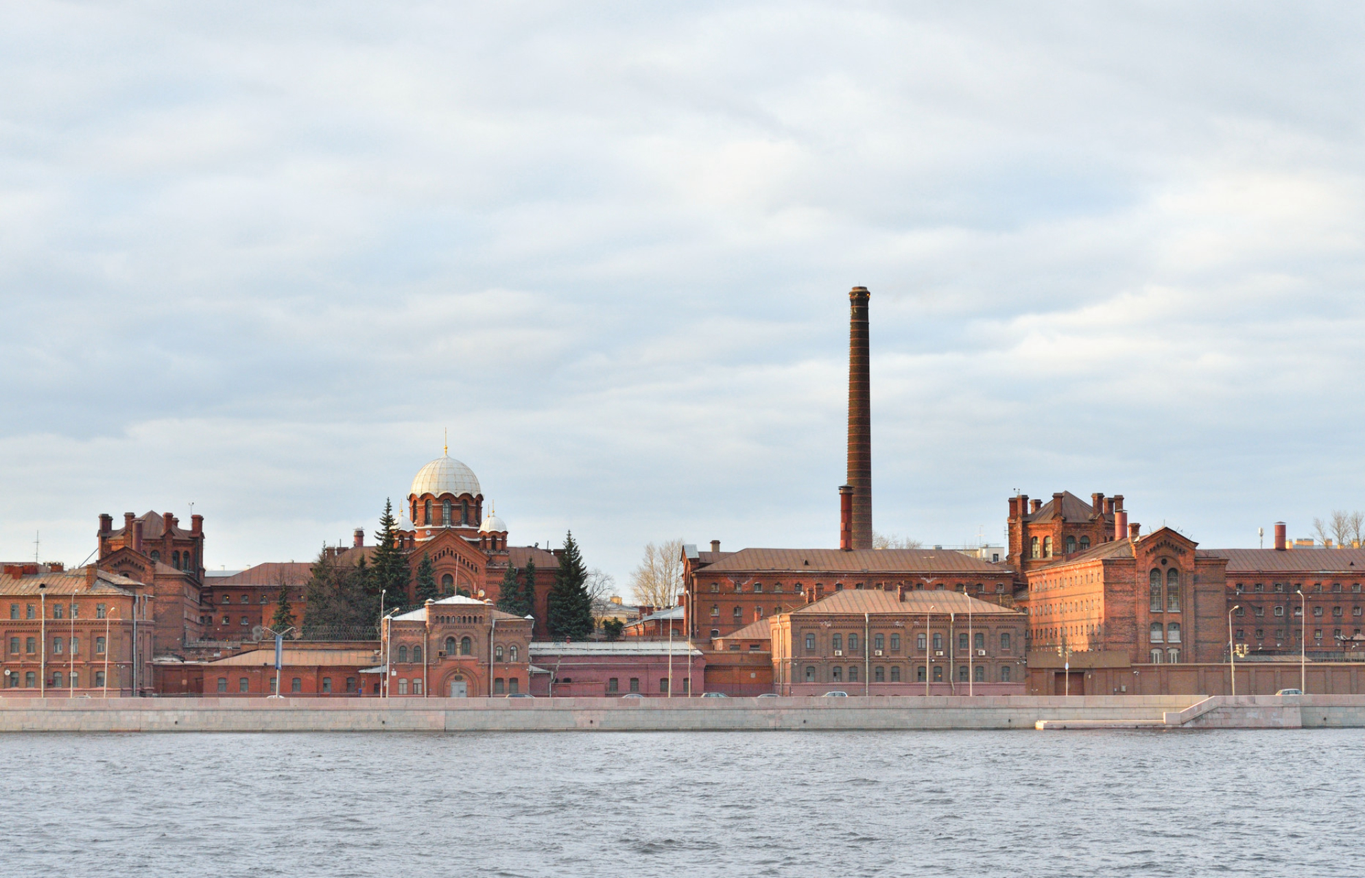 Тюрьма «Кресты» и река Нева в Санкт-Петербурге, Россия. Источник: Shutterstock