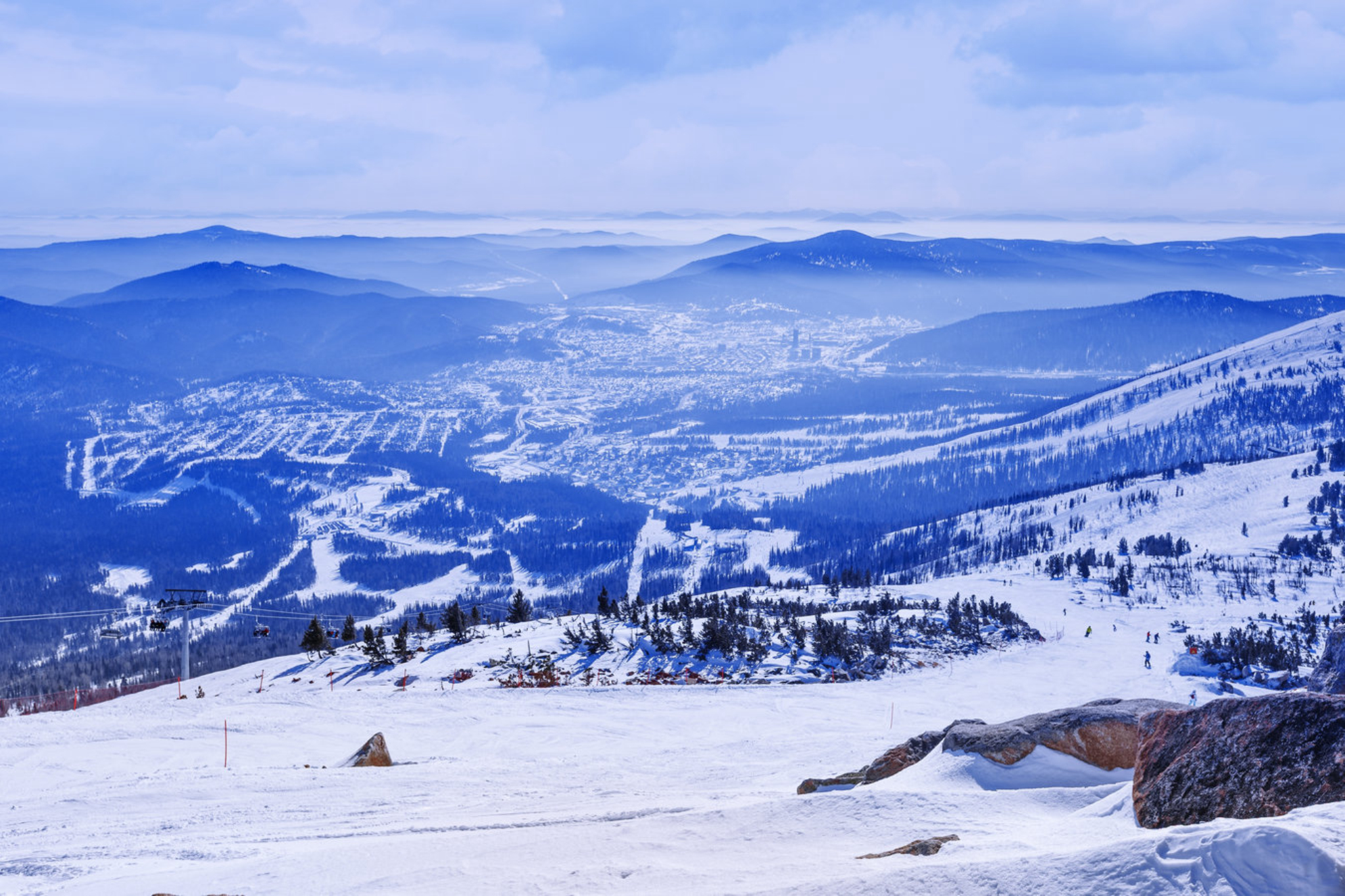 Вид с горы Мистаг на горнолыжный курорт Шерегеш. Shutterstock.com