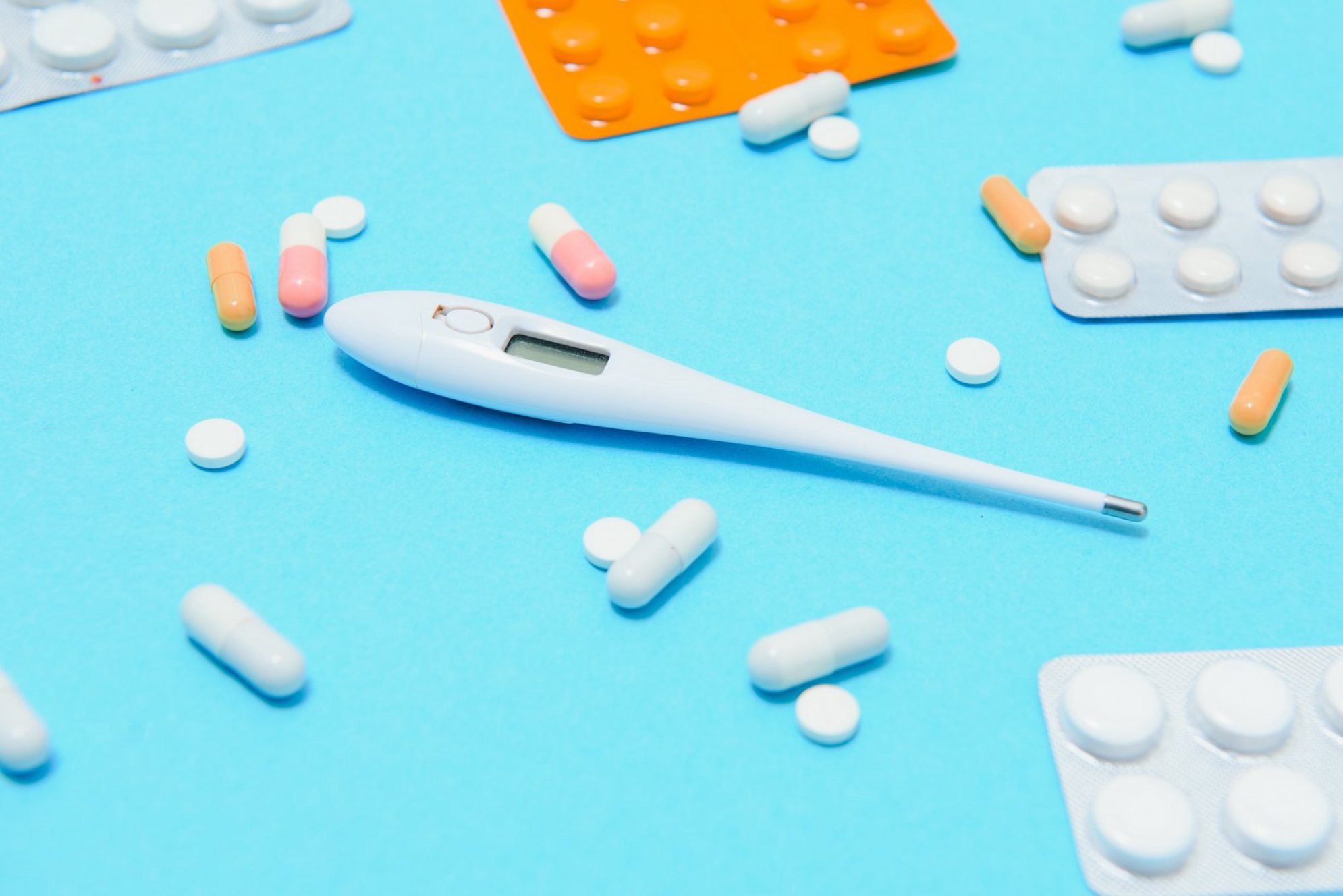 Не забудьте термометр - он поможет не пропустить начало заболевания Источник: Envato Elements