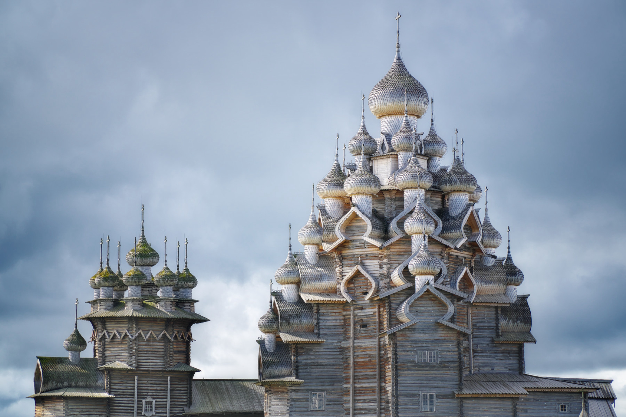 Вид на знаменитый Кижский погост летним пасмурным днем. Источник: Shutterstock