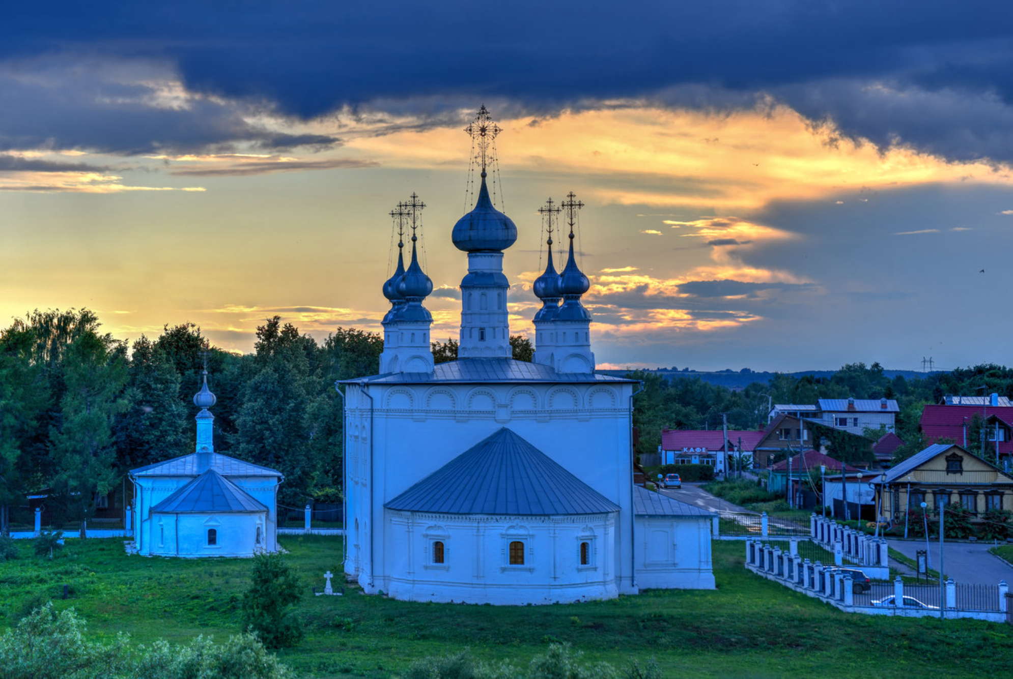 На закате возле Александровского монастыря очень атмосферно. Источник фото: shutterstock.com