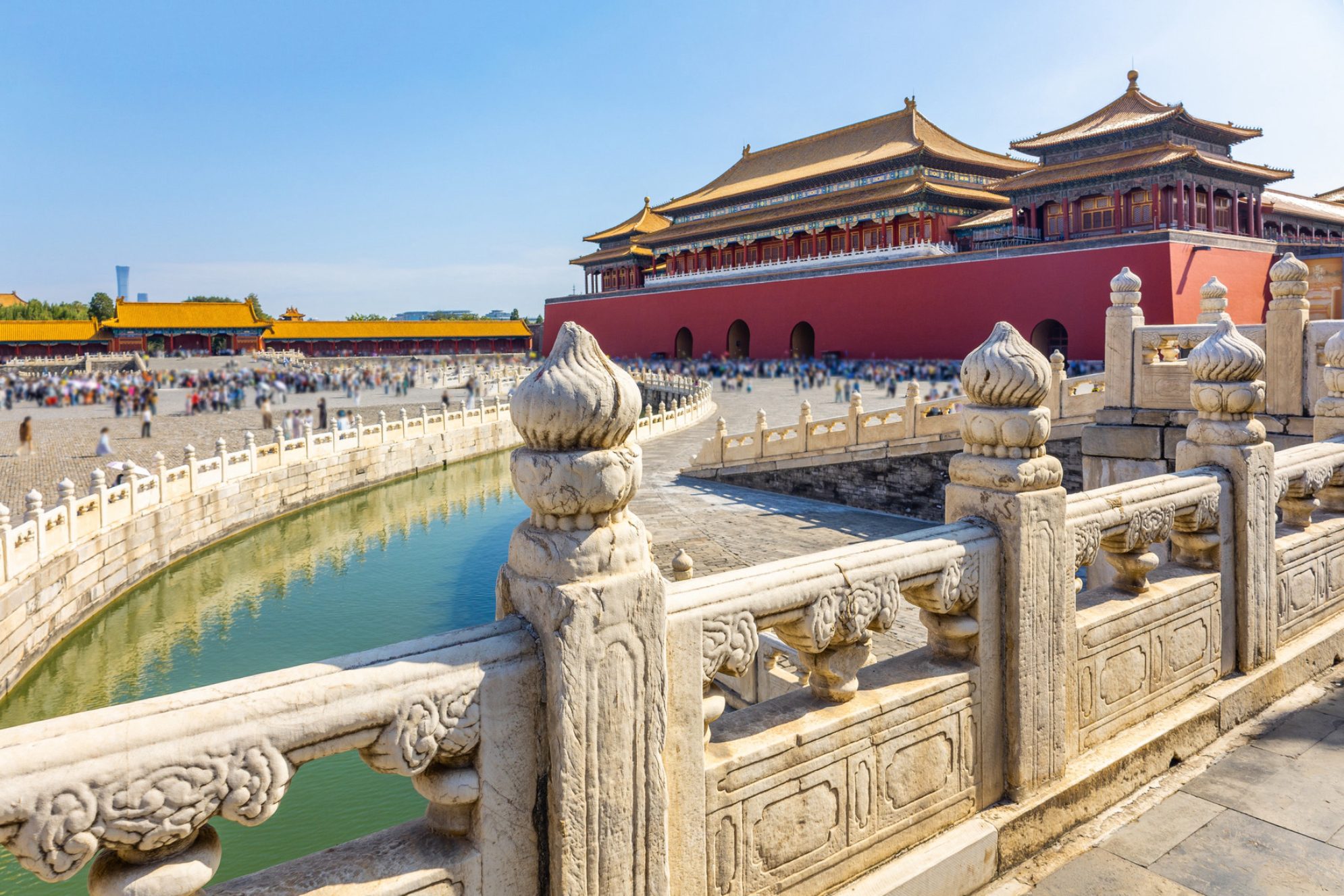 Вид Запретного города с древней китайской архитектурой, каменной балюстрадой и водным каналом, Пекин, Китай. Источник: Shutterstock