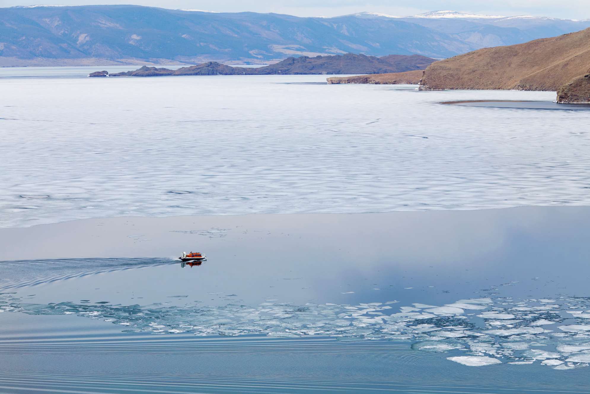 Весной судно на воздушной подушке перевозит туристов через озеро Байкал на остров Ольхон. Источник: Shutterstock