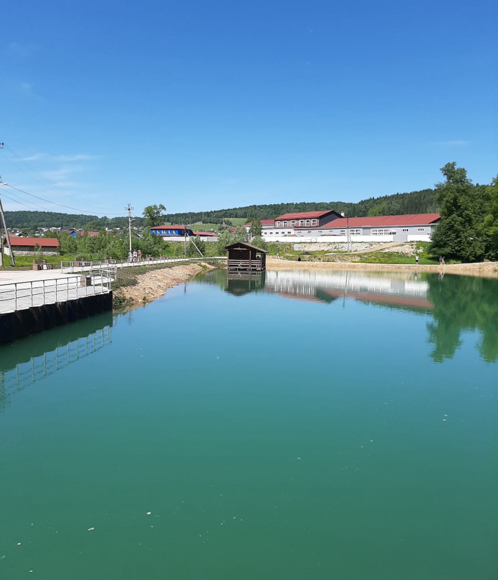 Купель, вдали завод по производству бутилированной воды.  Автор фото: Ирина Дорофеева