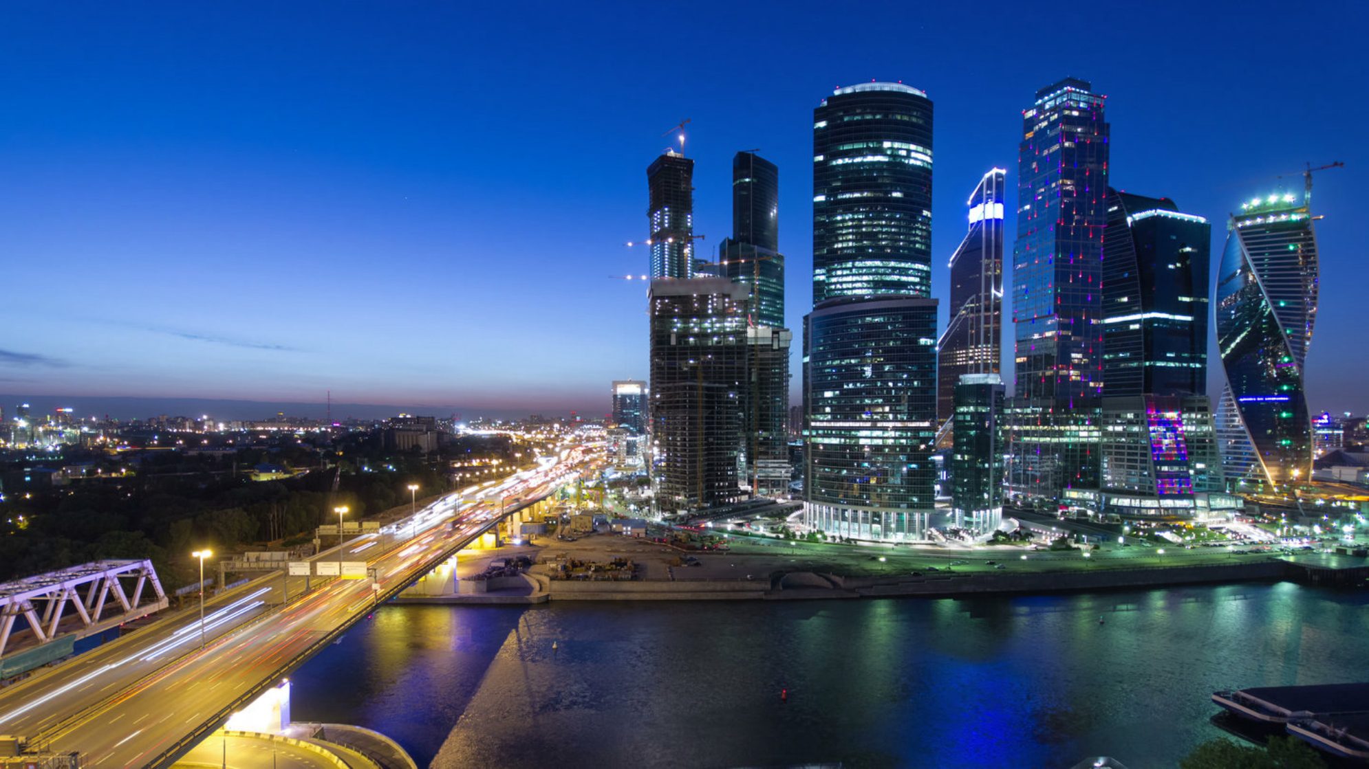 Москва-Сити в нарядной вечерней иллюминации. Источник: Shutterstock