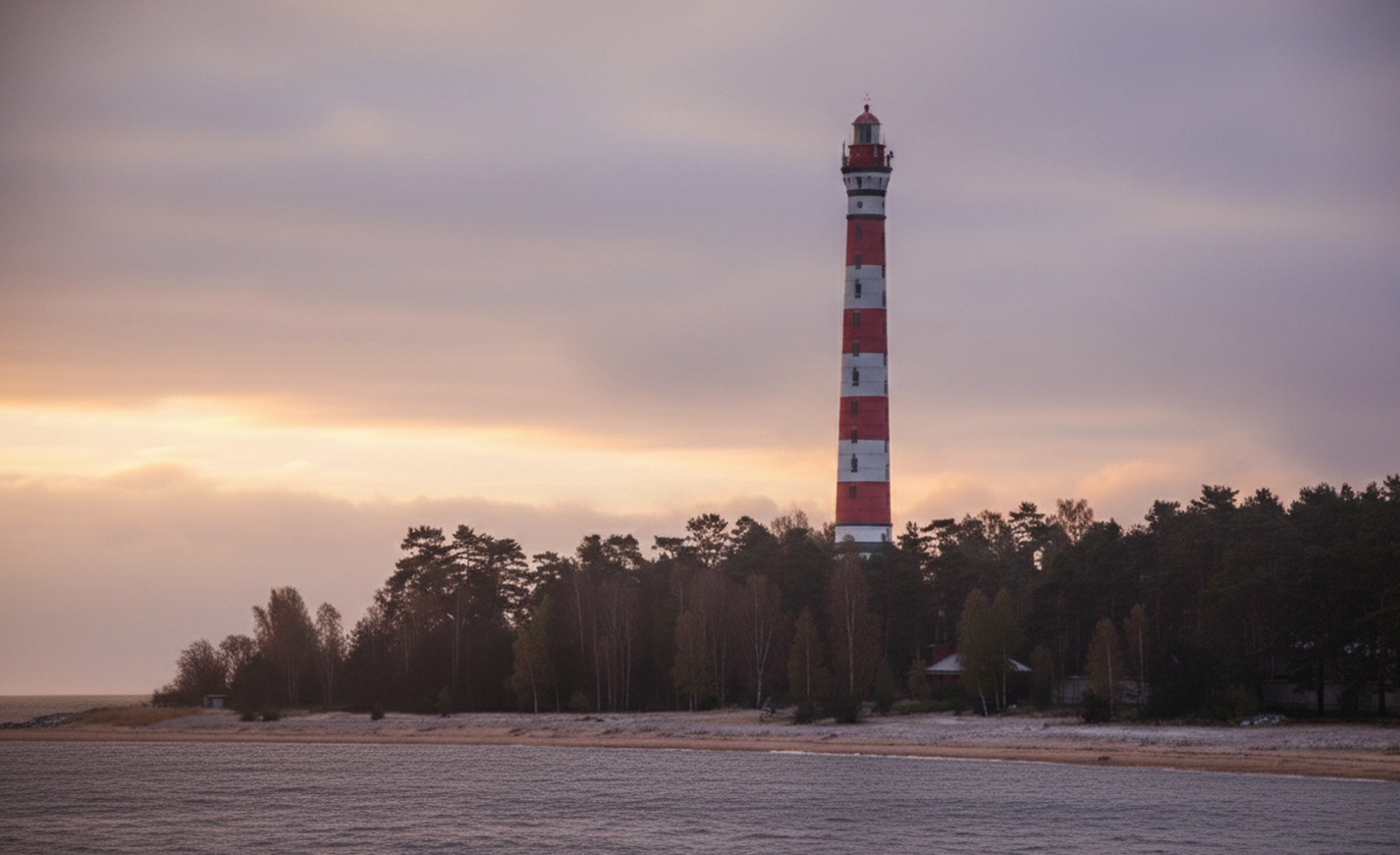 Фото Осиновецкого маяка со стороны пляжа