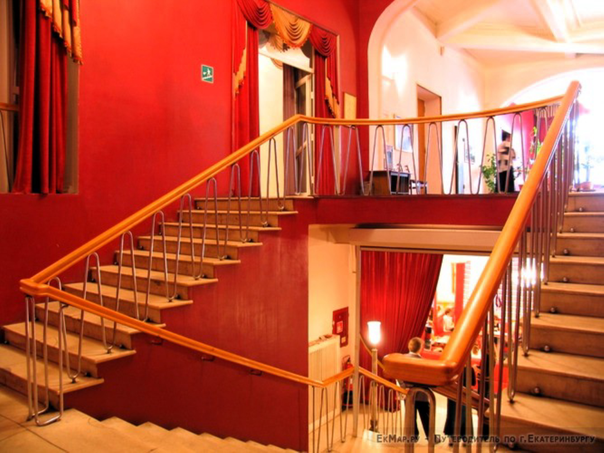 Интерьер театра. Лестница на второй этаж.
Автор фото: Любовь Федорова
