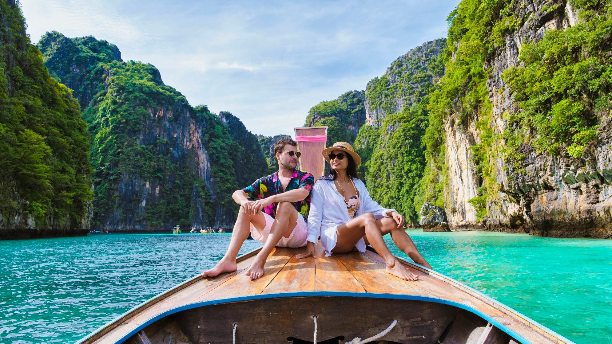 Пара на лодке в лагуне острова Ко Пхи Пхи, Таиланд, Shutterstock