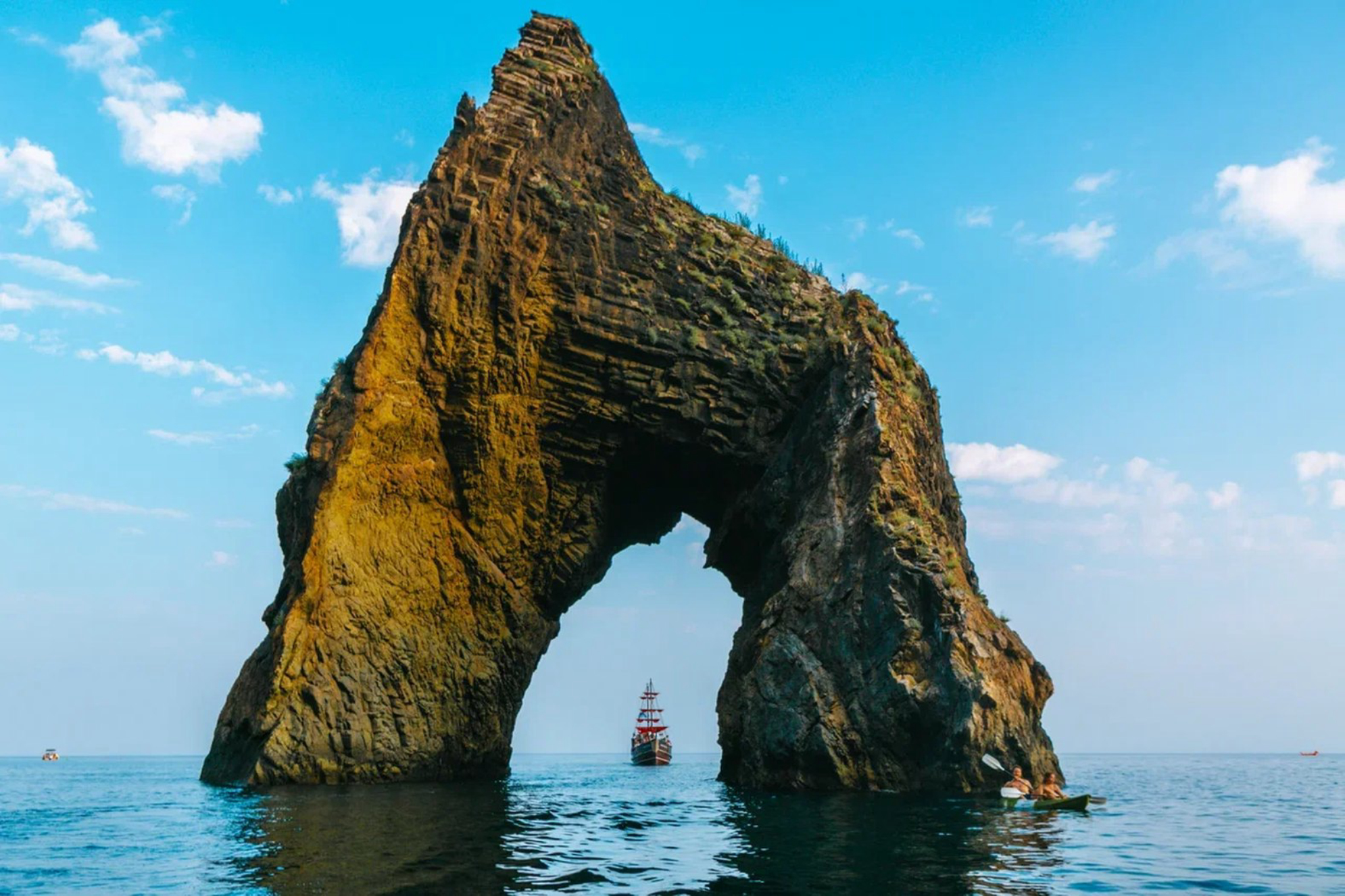 Вид на Золотые ворота - прибрежную скалу у массива Кара-Даг