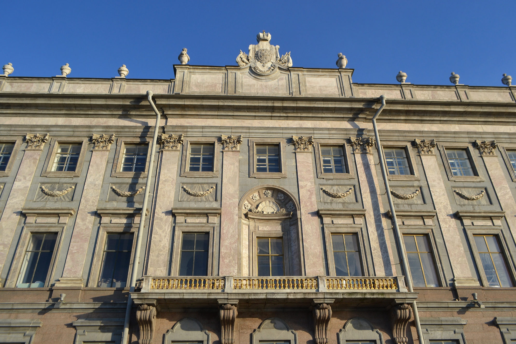 Фасад Мраморного дворца на Дворцовой набережной в Санкт-Петербурге, Россия. Источник: Shutterstock