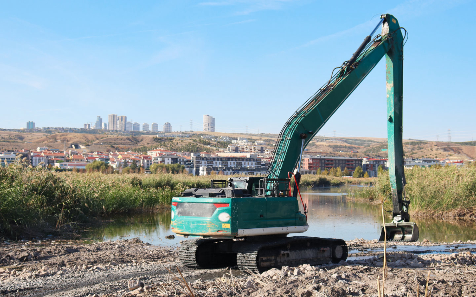 Очистка рек после наводнения с помощью спецтехники. Источник фото: shutterstock.com