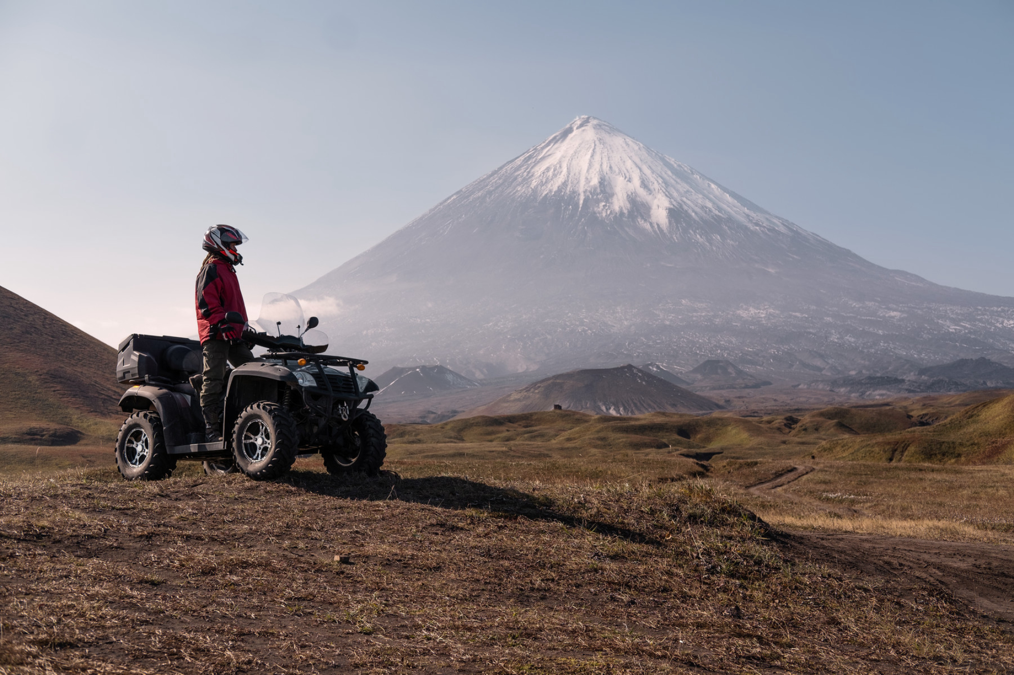 Женщина на квадроцикле на фоне вулкана, Ключевская сопка, Камчатка. Источник: Shutterstock