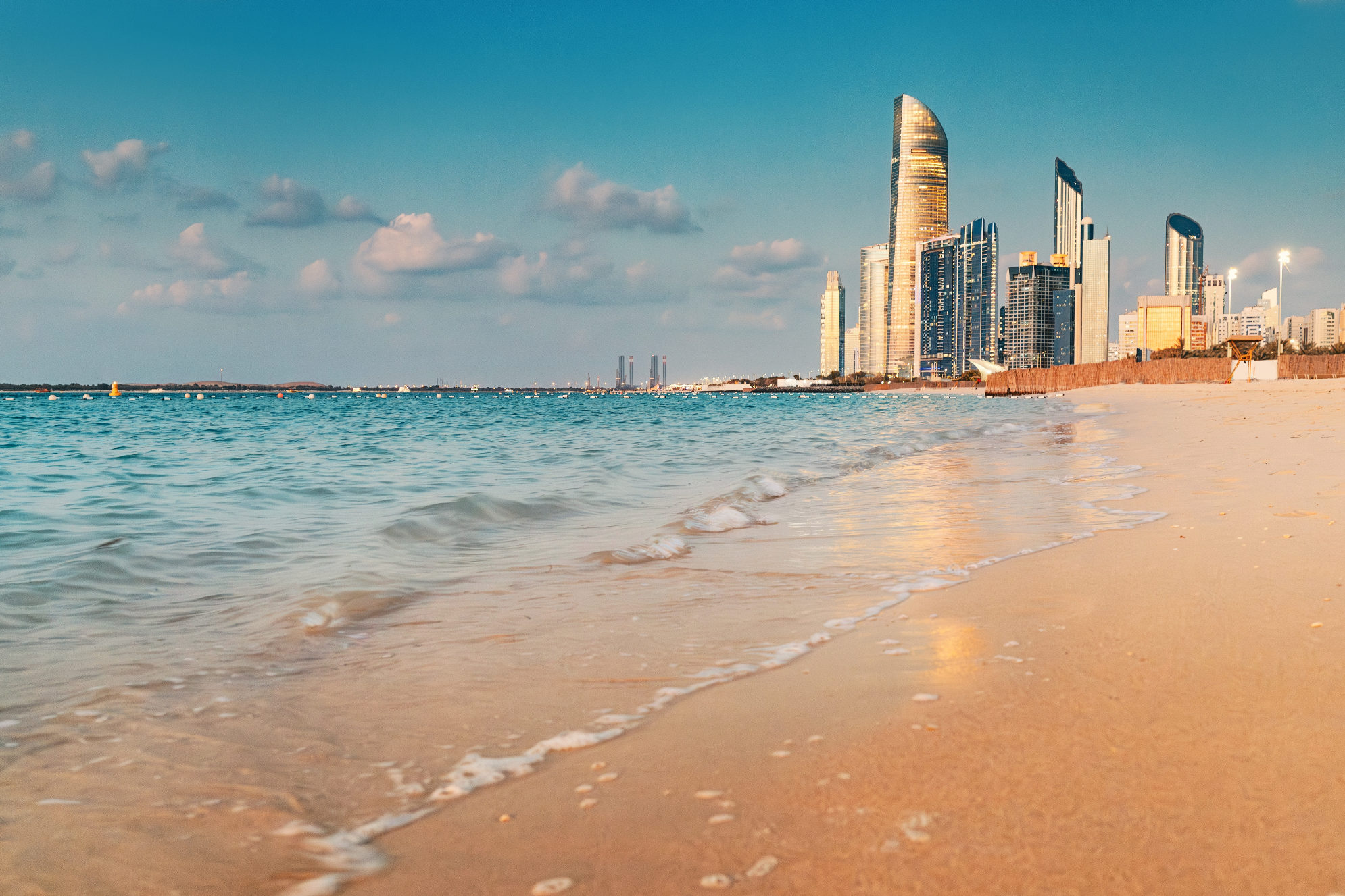 Пляж в Абу-Даби на фоне небоскребов. Источник: Shutterstock
